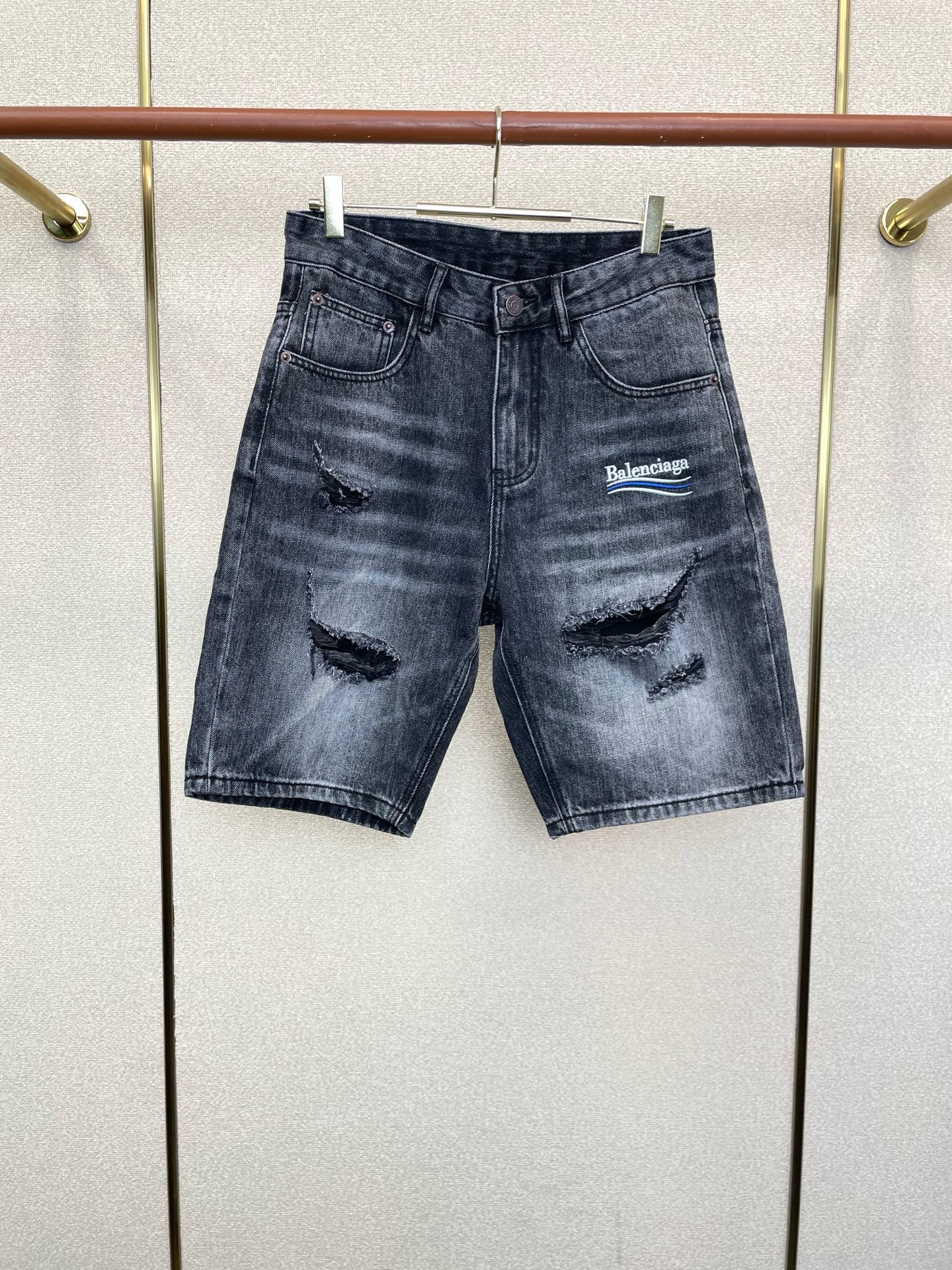 。Balenciaga巴黎世家💥独家专供新款休闲牛仔短裤 高端版本！专柜定制面料 透气舒适度高，细节无可