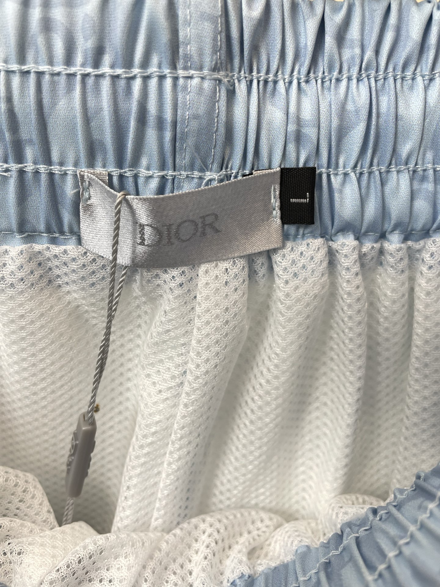 。Dior迪奥💥独家专供新款休闲短裤🩳高端版本！专柜定制面料 透气舒适度高，细节无可挑剔，品牌元素设计理