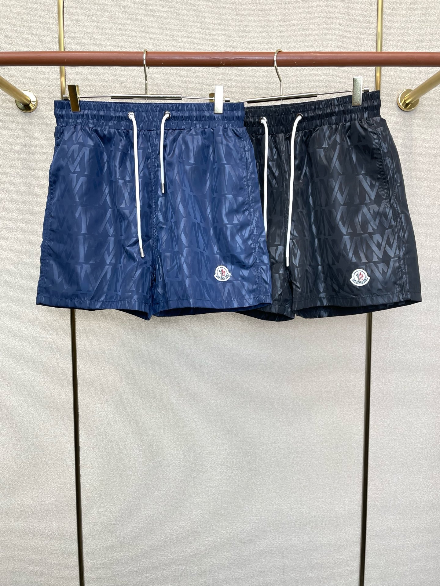 。Moncler蒙口💥独家专供新款休闲短裤🩳高端版本！专柜定制面料 透气舒适度高，细节无可挑剔，品牌元素