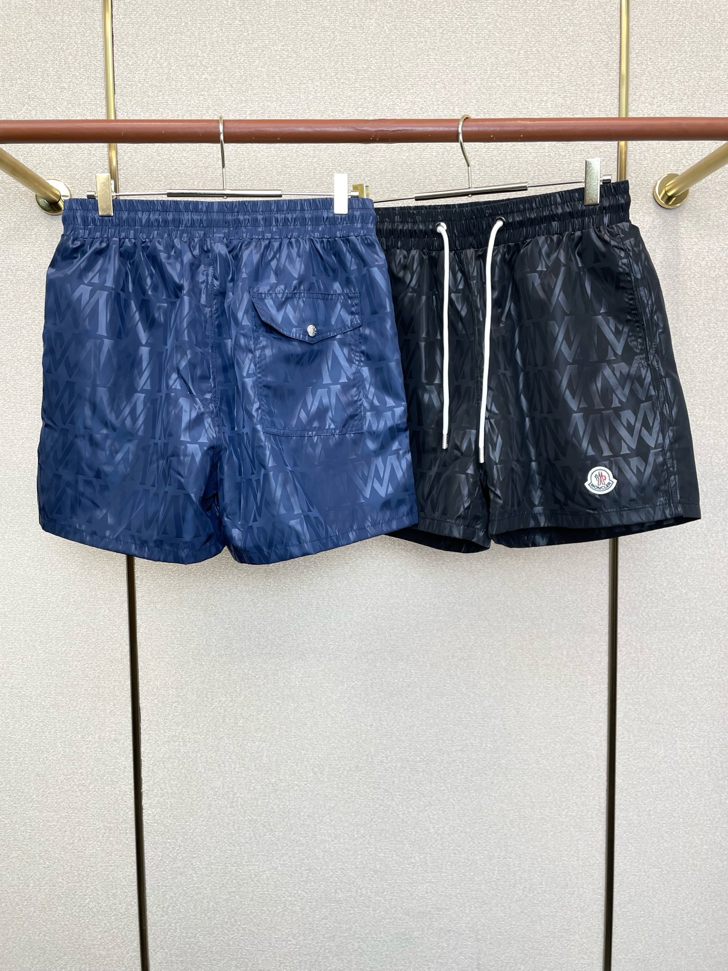 。Moncler蒙口💥独家专供新款休闲短裤🩳高端版本！专柜定制面料 透气舒适度高，细节无可挑剔，品牌元素
