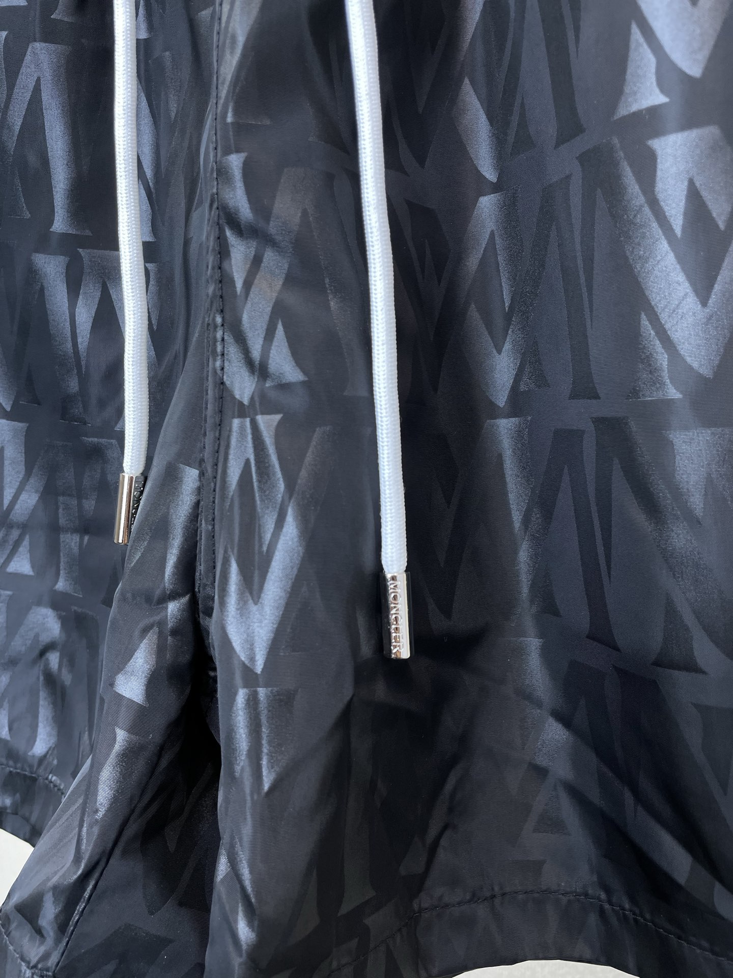 。Moncler蒙口💥独家专供新款休闲短裤🩳高端版本！专柜定制面料 透气舒适度高，细节无可挑剔，品牌元素