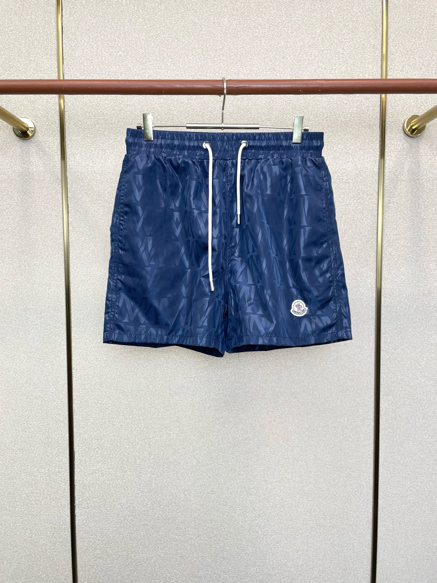 。Moncler蒙口💥独家专供新款休闲短裤🩳高端版本！专柜定制面料 透气舒适度高，细节无可挑剔，品牌元素
