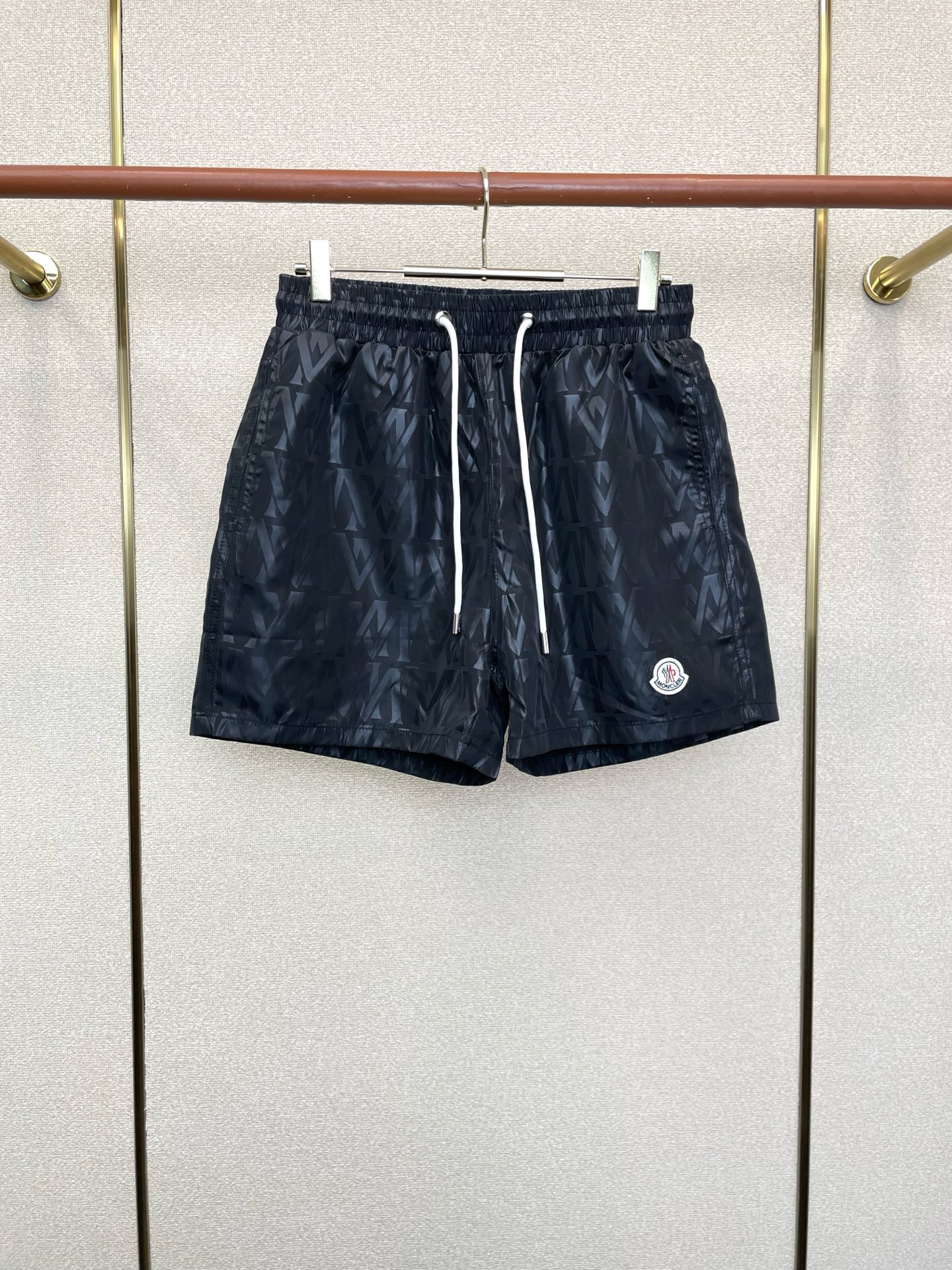 。Moncler蒙口💥独家专供新款休闲短裤🩳高端版本！专柜定制面料 透气舒适度高，细节无可挑剔，品牌元素