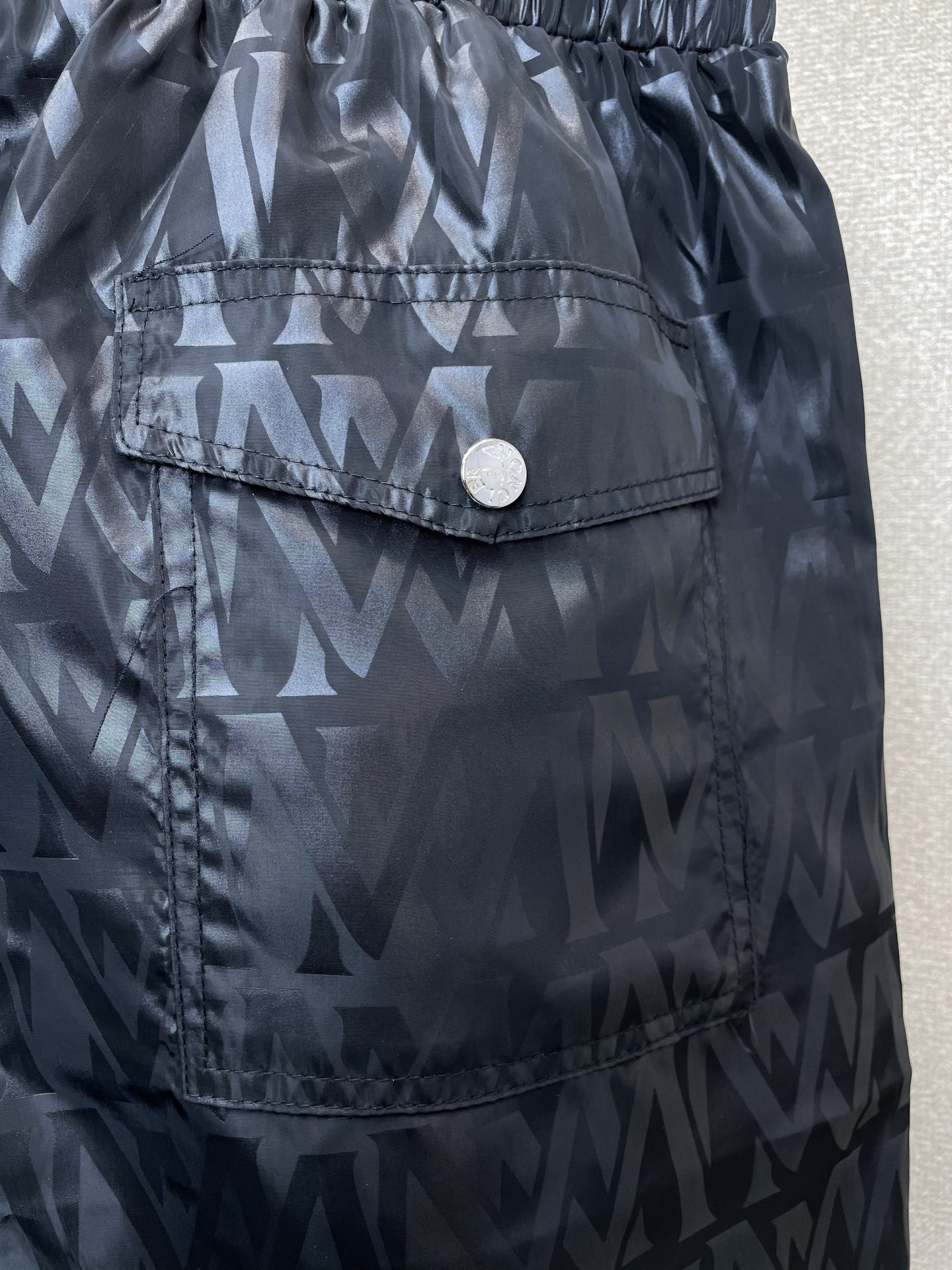 。Moncler蒙口💥独家专供新款休闲短裤🩳高端版本！专柜定制面料 透气舒适度高，细节无可挑剔，品牌元素