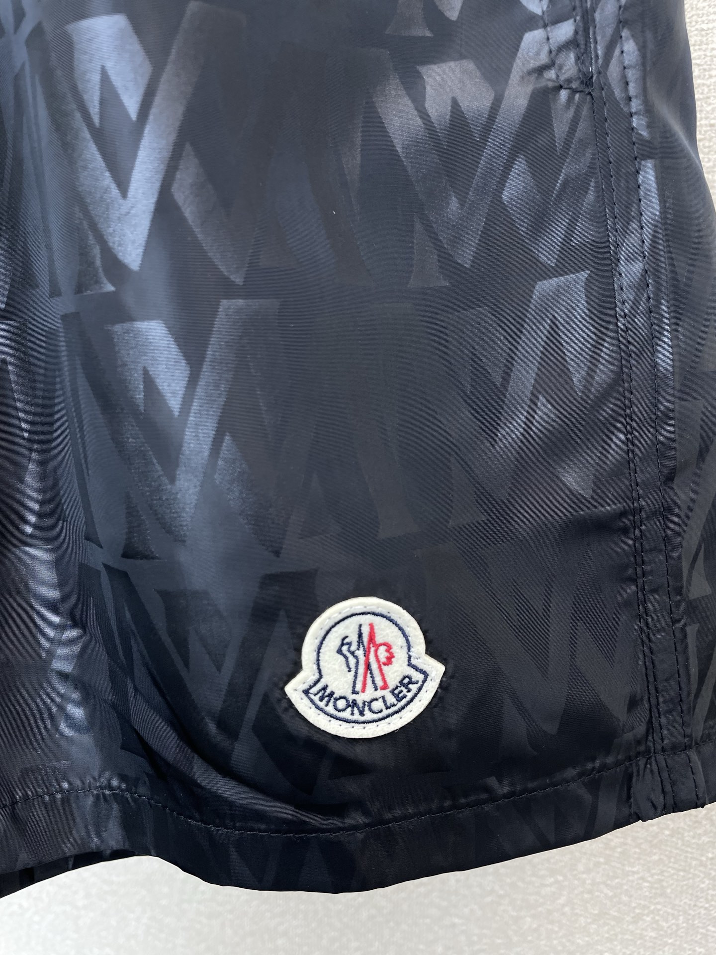 。Moncler蒙口💥独家专供新款休闲短裤🩳高端版本！专柜定制面料 透气舒适度高，细节无可挑剔，品牌元素