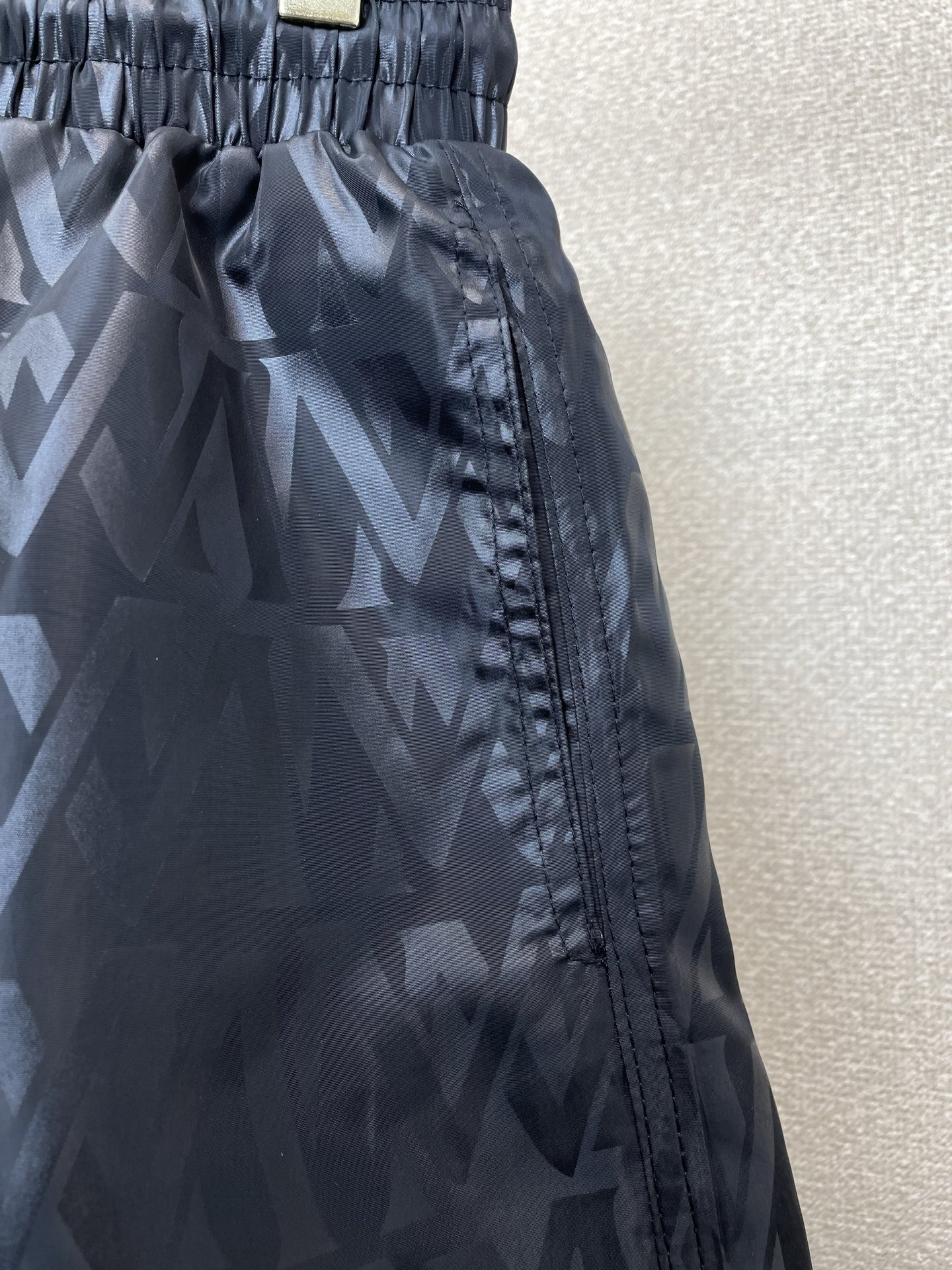 。Moncler蒙口💥独家专供新款休闲短裤🩳高端版本！专柜定制面料 透气舒适度高，细节无可挑剔，品牌元素