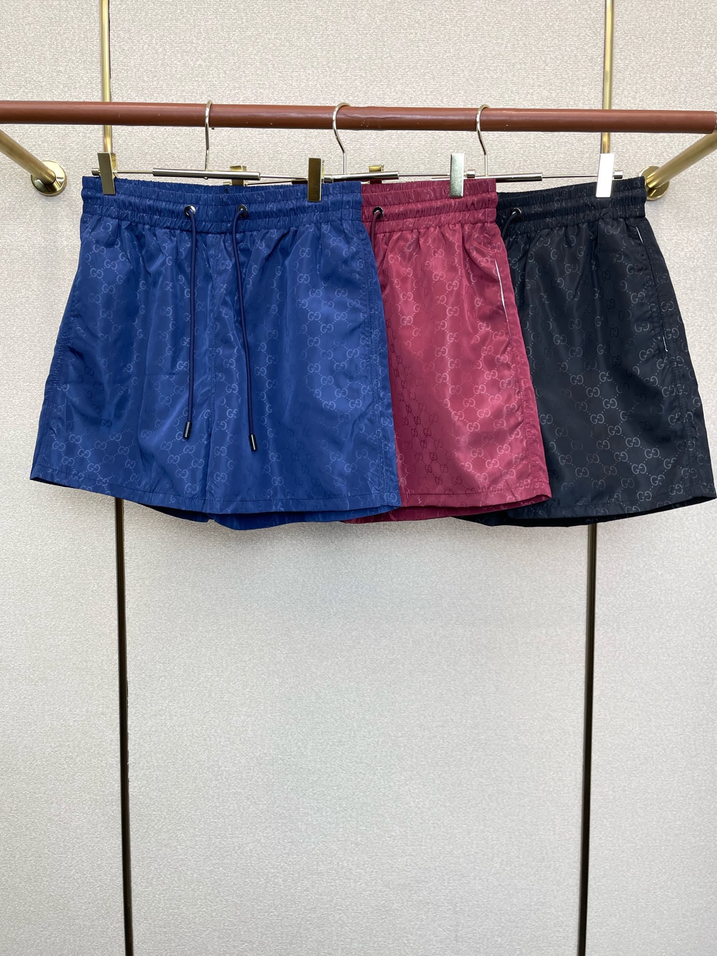 NO:913880,.Gucci's new high-end version of casual shorts is a must-have for everyone!  Custom-made fabrics at the counter are highly breathable and comfortable, with impeccable details and brand element design concepts, reflecting high quality. It feels delicate and soft!  It presents a casual cut and the upper body shape is awesome!  Size: M-3XL,,gucci,gucci,shorts,19860909.Gucci古驰砸锅卖铁都要上的新款新款休闲短裤高端版本！专柜定制面料 透气舒适度高,细节无可挑剔,品牌元素设计理念,体现高品质.手感细腻柔软！呈现休闲裁剪,上身版型超赞！码数: M-3XL,,gucci,gucci,shorts,,Men's clothing