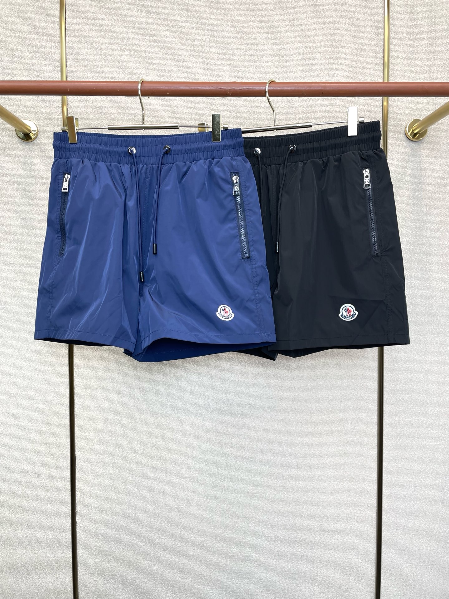 NO:913886,.Moncler’s new high-end version of casual shorts is a must-have for everyone!  Custom-made fabrics at the counter are highly breathable and comfortable, with impeccable details and brand element design concepts, reflecting high quality. It feels delicate and soft!  It presents a casual cut and the upper body shape is awesome!  Size: M-3XL,,Moncler,shorts,19860909.Moncler蒙口砸锅卖铁都要上的新款新款休闲短裤高端版本！专柜定制面料 透气舒适度高,细节无可挑剔,品牌元素设计理念,体现高品质.手感细腻柔软！呈现休闲裁剪,上身版型超赞！码数: M-3XL,,Moncler,shorts,,Men's clothing