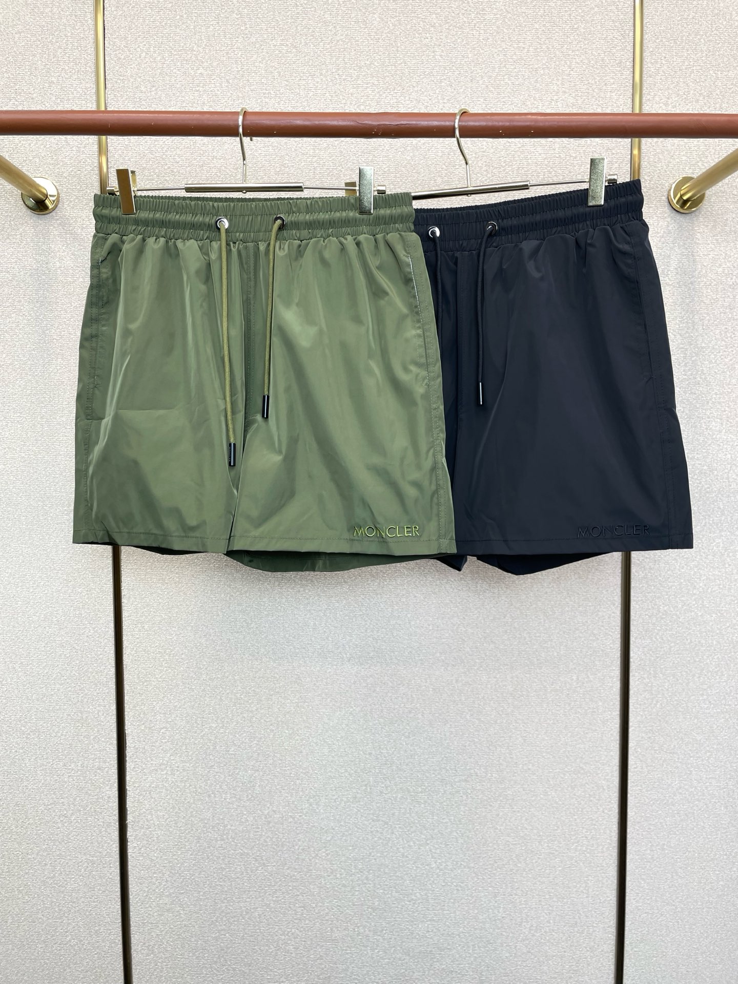 NO:913863,.Moncler’s new high-end version of casual shorts is a must-have for everyone!  Custom-made fabrics at the counter are highly breathable and comfortable, with impeccable details and brand element design concepts, reflecting high quality. It feels delicate and soft!  It presents a casual cut and the upper body shape is awesome!  Size: M-3XL,,Moncler,shorts,19860909.Moncler蒙口砸锅卖铁都要上的新款新款休闲短裤高端版本！专柜定制面料 透气舒适度高,细节无可挑剔,品牌元素设计理念,体现高品质.手感细腻柔软！呈现休闲裁剪,上身版型超赞！码数: M-3XL,,Moncler,shorts,,Men's clothing
