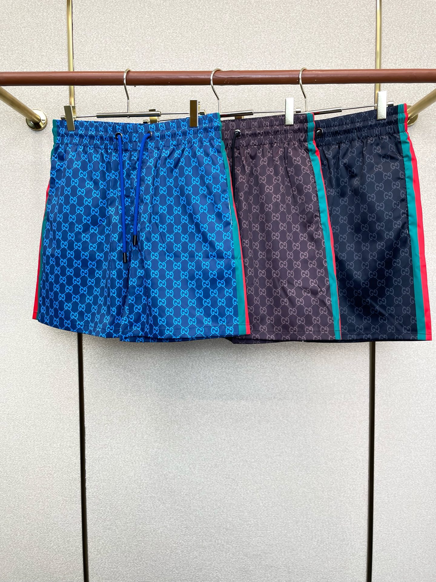 NO:913877,.Moncler’s new high-end version of casual shorts is a must-have for everyone!  Custom-made fabrics at the counter are highly breathable and comfortable, with impeccable details and brand element design concepts, reflecting high quality. It feels delicate and soft!  It presents a casual cut and the upper body shape is awesome!  Size: M-3XL,,Moncler,shorts,19860909.Moncler蒙口砸锅卖铁都要上的新款新款休闲短裤高端版本！专柜定制面料 透气舒适度高,细节无可挑剔,品牌元素设计理念,体现高品质.手感细腻柔软！呈现休闲裁剪,上身版型超赞！码数: M-3XL,,Moncler,shorts,,Men's clothing