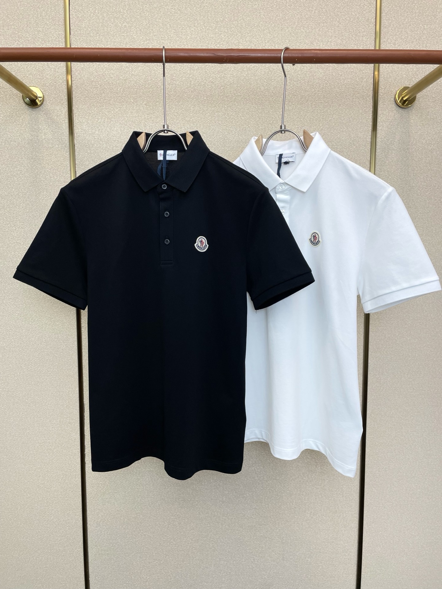 。Moncler蒙口💥独家专供新款休闲短袖 高端版本！专柜定制面料 透气舒适度高，细节无可挑剔，品牌元素