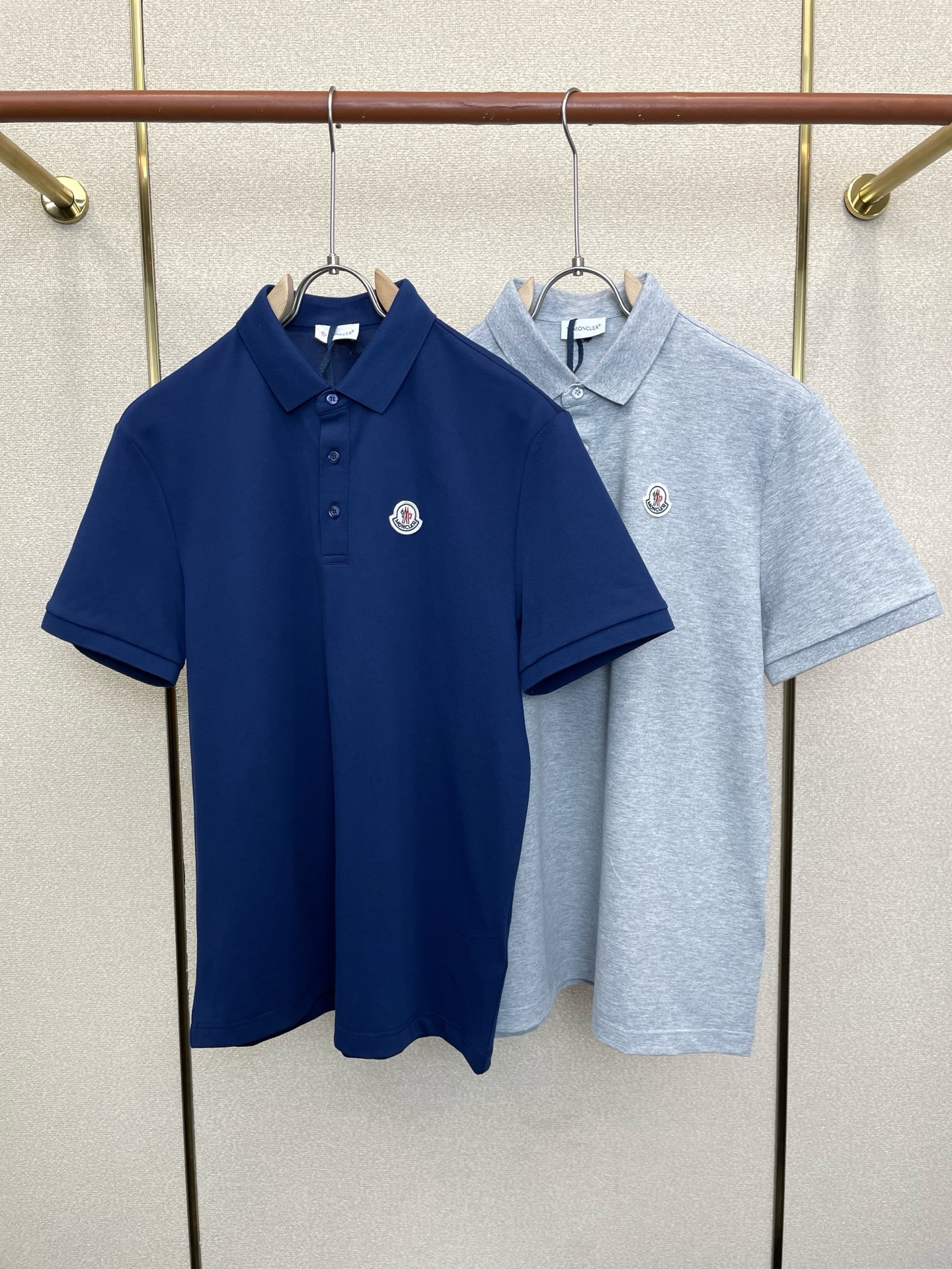 。Moncler蒙口💥独家专供新款休闲短袖 高端版本！专柜定制面料 透气舒适度高，细节无可挑剔，品牌元素