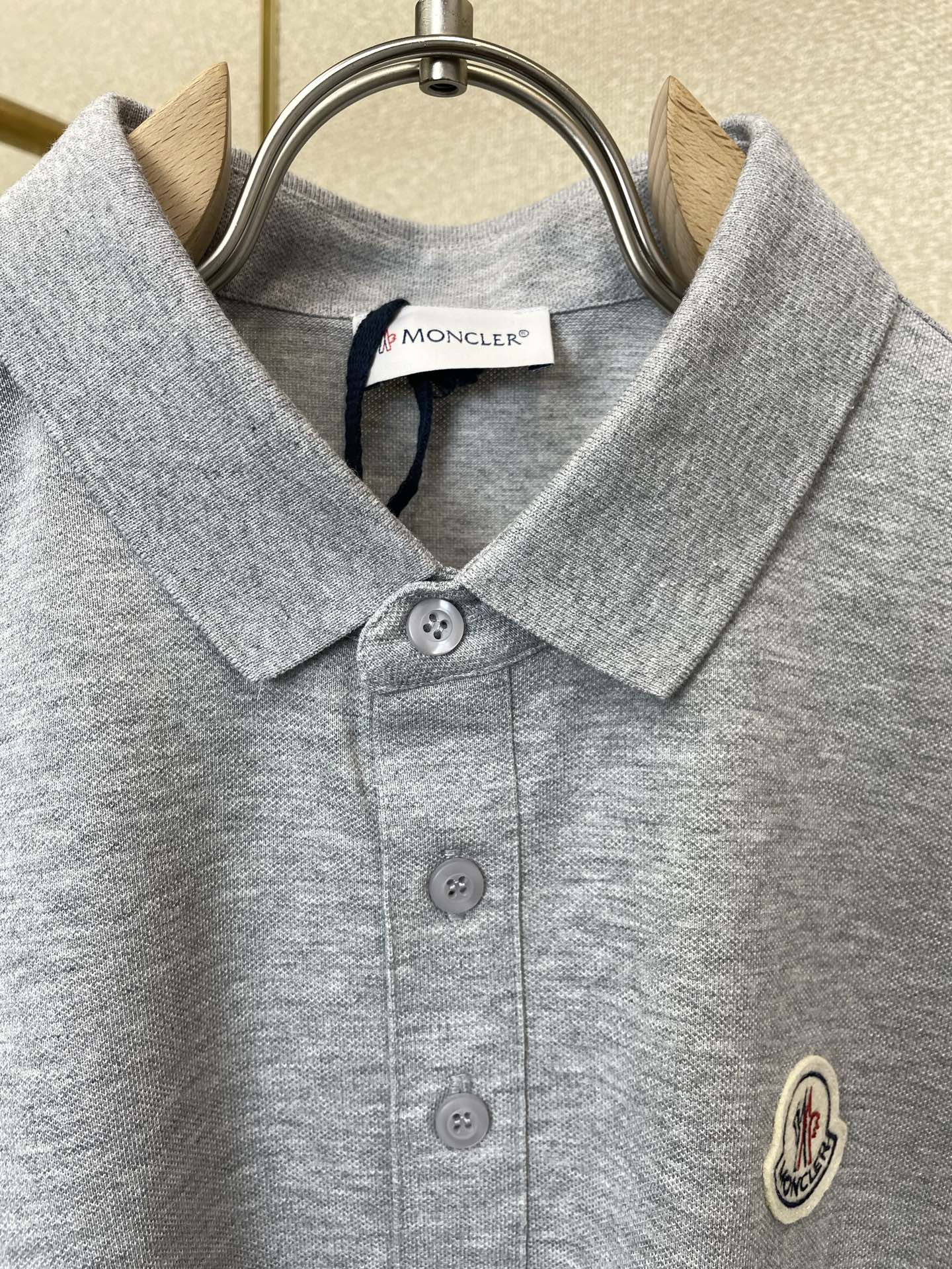 。Moncler蒙口💥独家专供新款休闲短袖 高端版本！专柜定制面料 透气舒适度高，细节无可挑剔，品牌元素