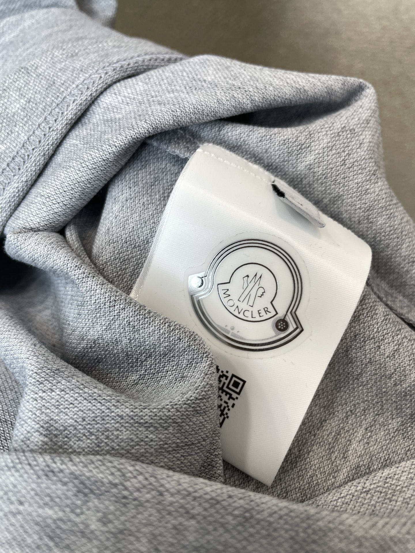。Moncler蒙口💥独家专供新款休闲短袖 高端版本！专柜定制面料 透气舒适度高，细节无可挑剔，品牌元素