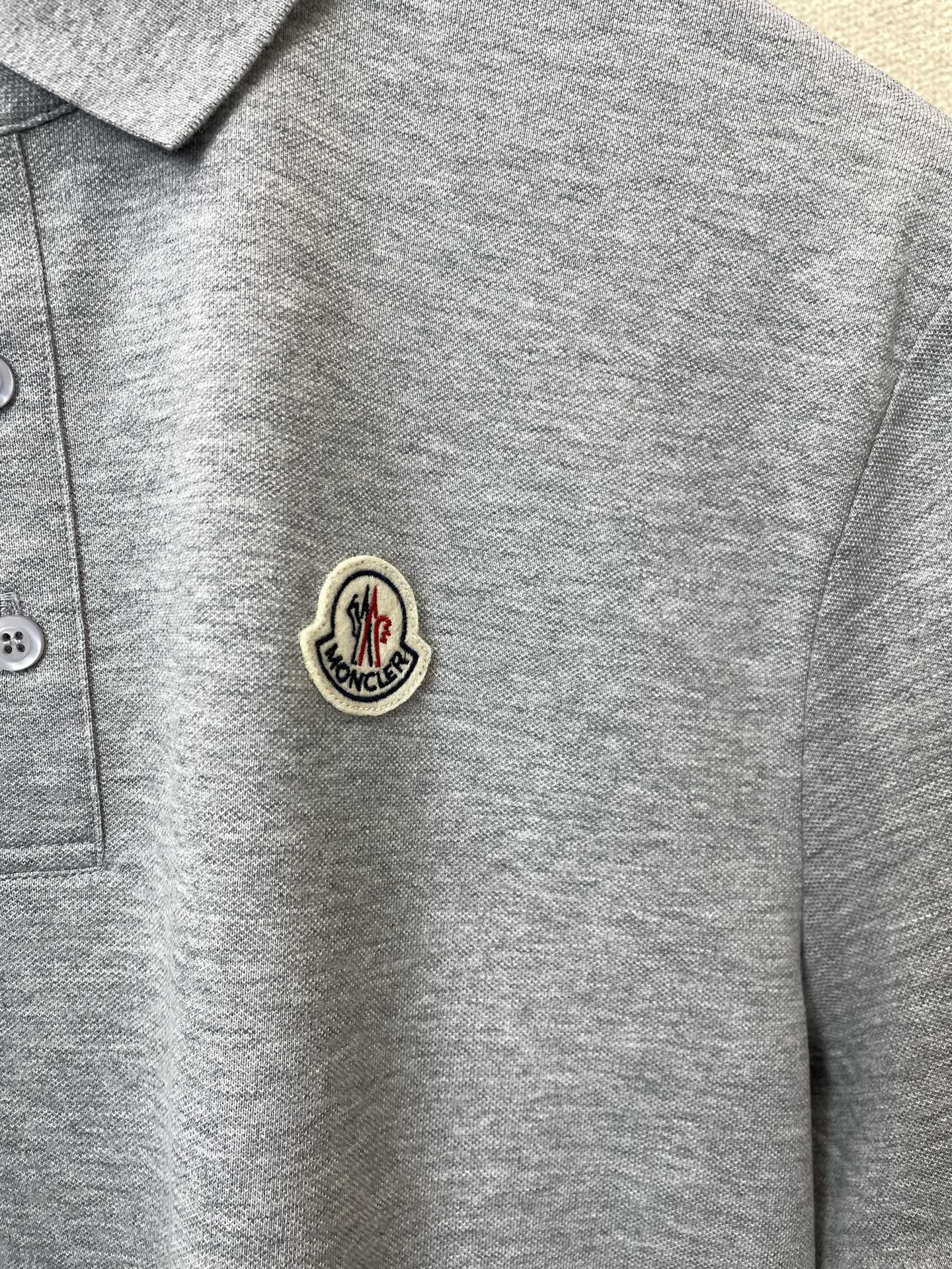 。Moncler蒙口💥独家专供新款休闲短袖 高端版本！专柜定制面料 透气舒适度高，细节无可挑剔，品牌元素