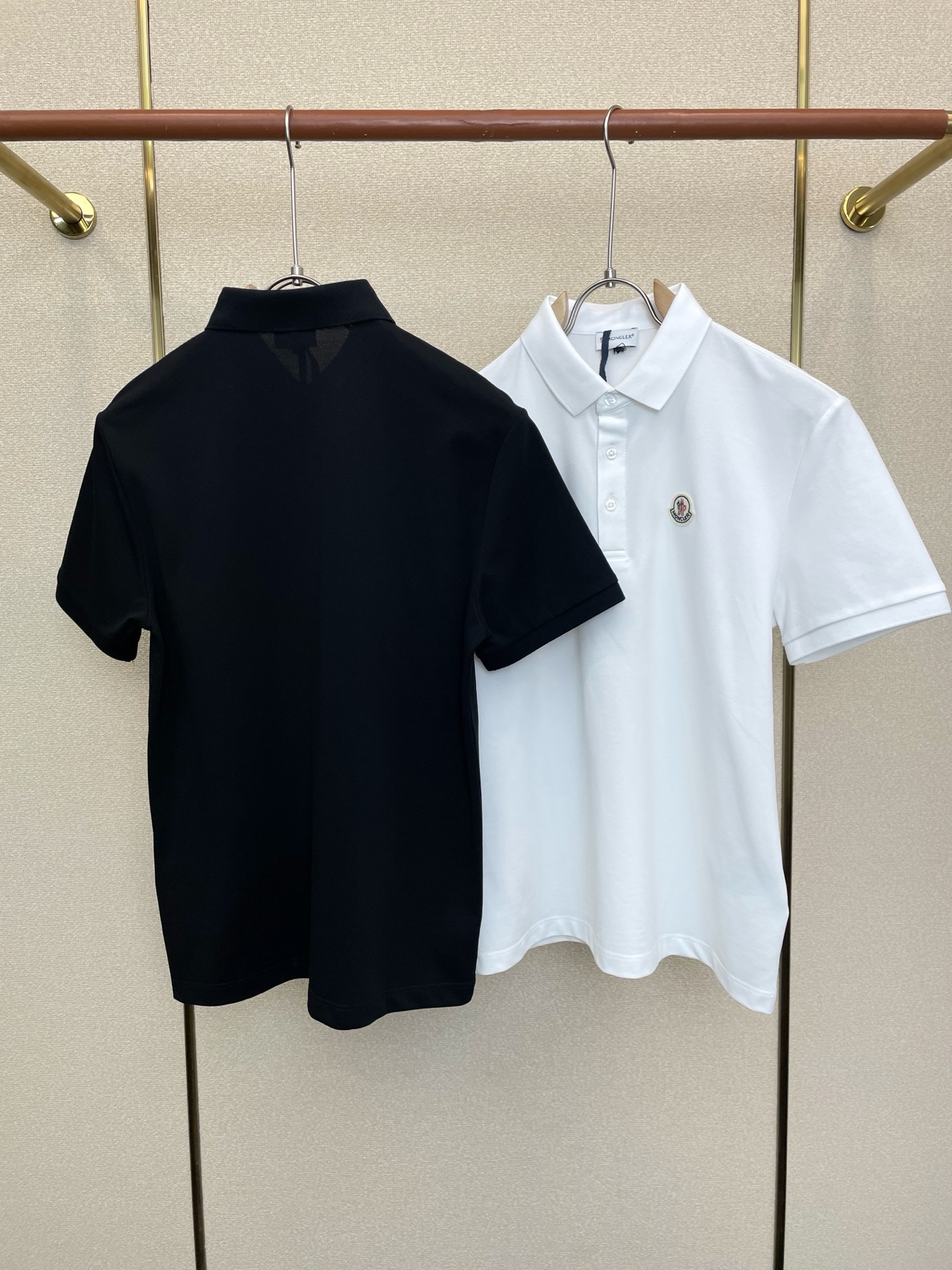 。Moncler蒙口💥独家专供新款休闲短袖 高端版本！专柜定制面料 透气舒适度高，细节无可挑剔，品牌元素