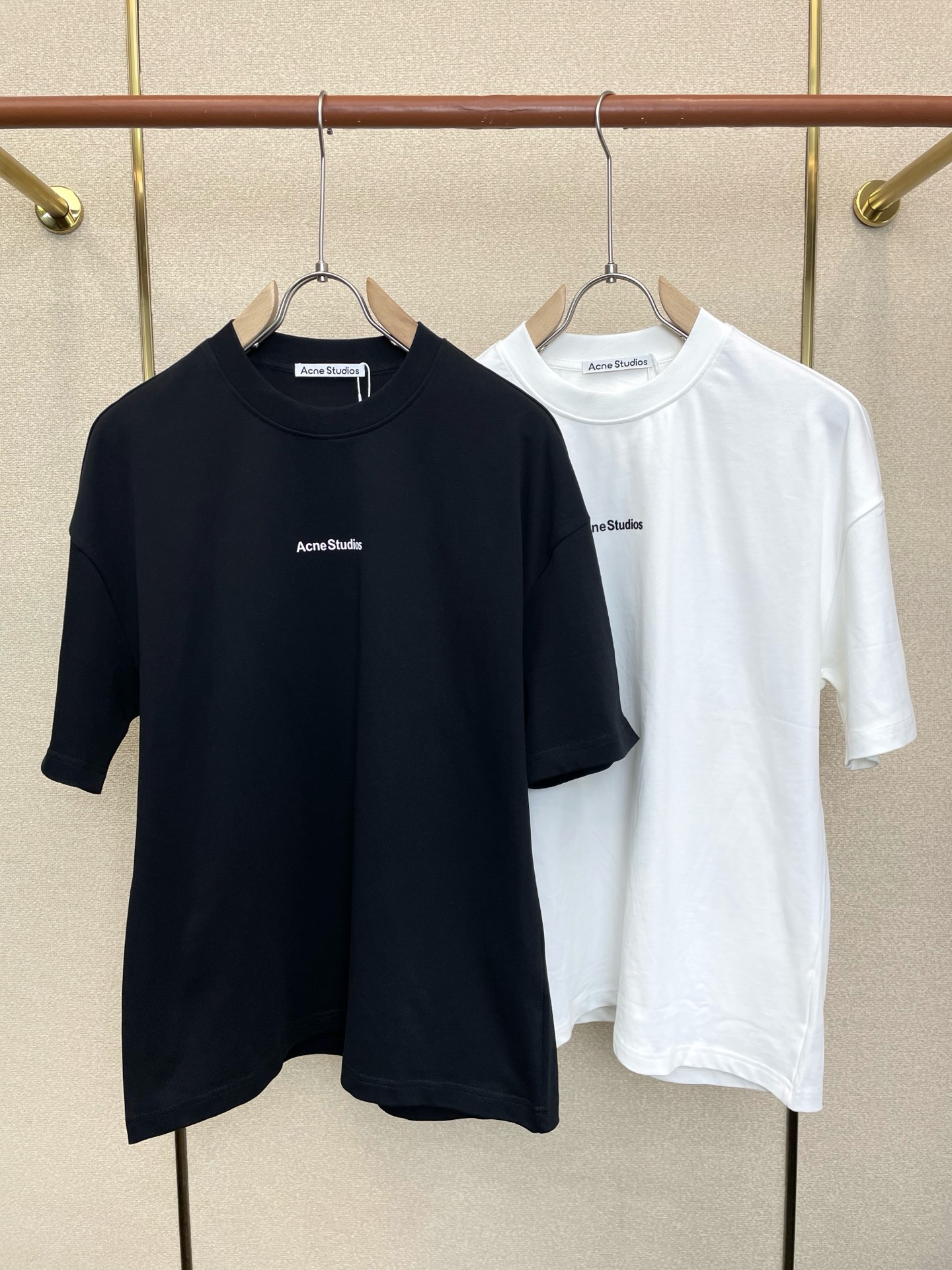 NO:913884,.The new casual short-sleeved high-end version of Acne Studios is a must-have product!  Custom-made fabrics at the counter are highly breathable and comfortable, with impeccable details and brand element design concepts, reflecting high quality. It feels delicate and soft!  It presents a casual cut and the upper body shape is awesome!  Size: M-2XL,,acne studios,dior,T-shirt,19860909.Acne Studios砸锅卖铁都要上的新款新款休闲短袖 高端版本！专柜定制面料 透气舒适度高,细节无可挑剔,品牌元素设计理念,体现高品质.手感细腻柔软！呈现休闲裁剪,上身版型超赞！码数: M-2XL,,acne studios,dior,T-shirt,,Men's clothing