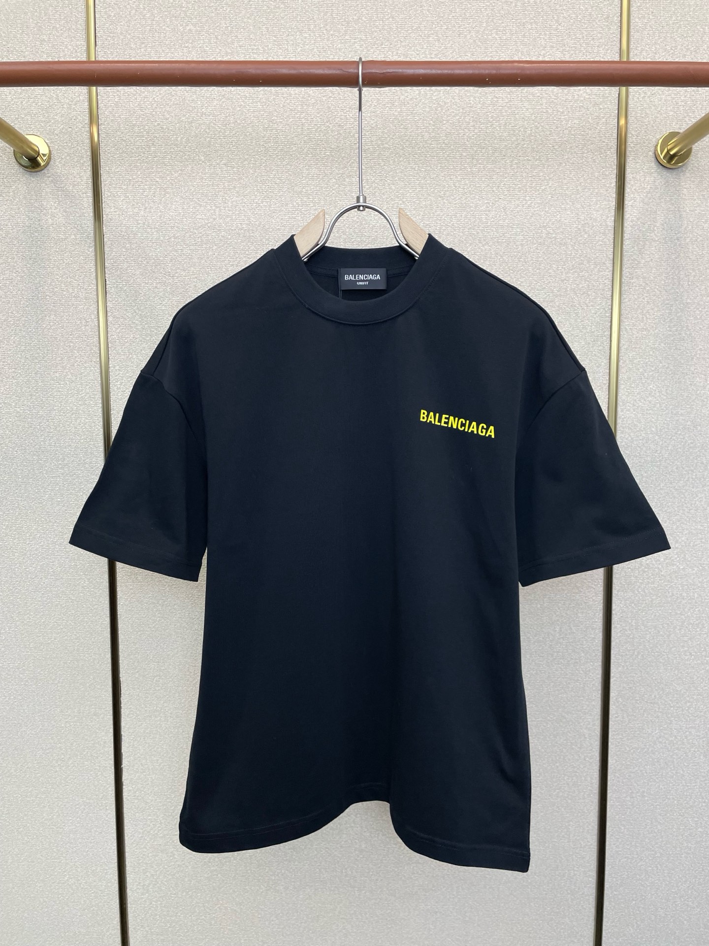 。Balenciaga巴黎世家💥独家专供新款休闲短袖 高端版本！专柜定制面料 透气舒适度高，细节无可挑剔