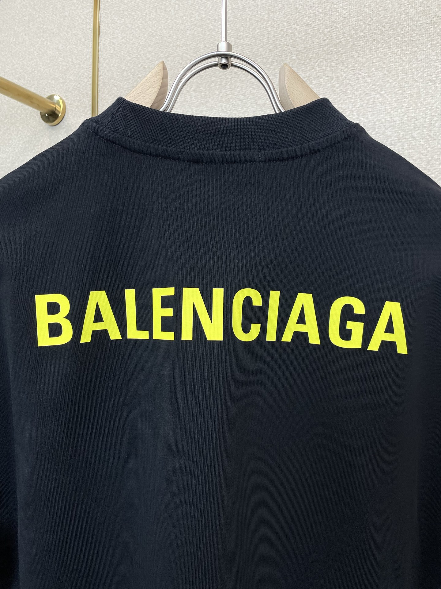。Balenciaga巴黎世家💥独家专供新款休闲短袖 高端版本！专柜定制面料 透气舒适度高，细节无可挑剔