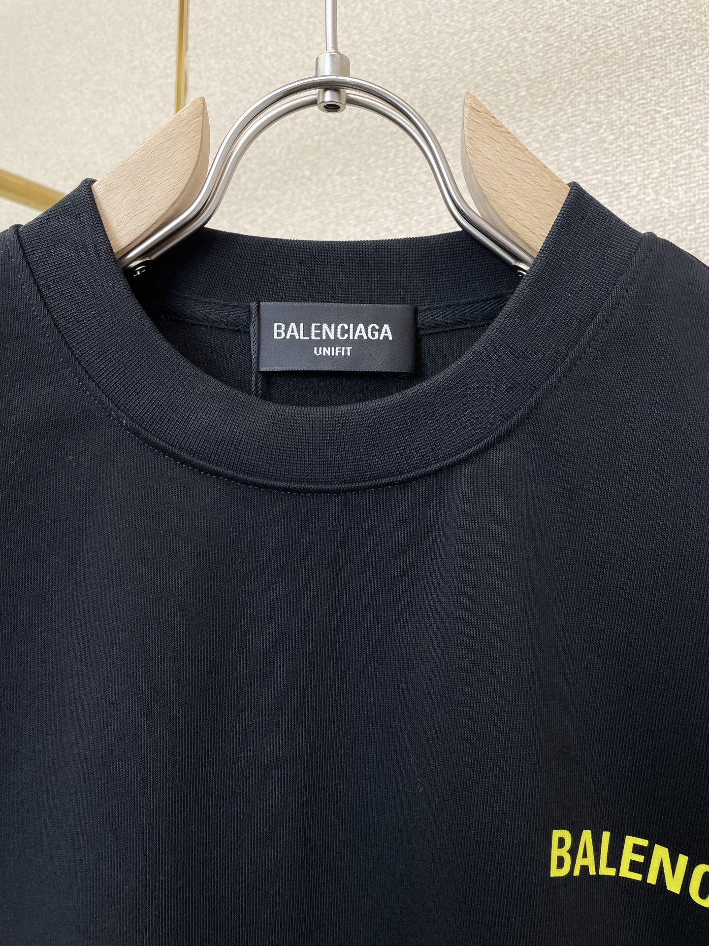 。Balenciaga巴黎世家💥独家专供新款休闲短袖 高端版本！专柜定制面料 透气舒适度高，细节无可挑剔