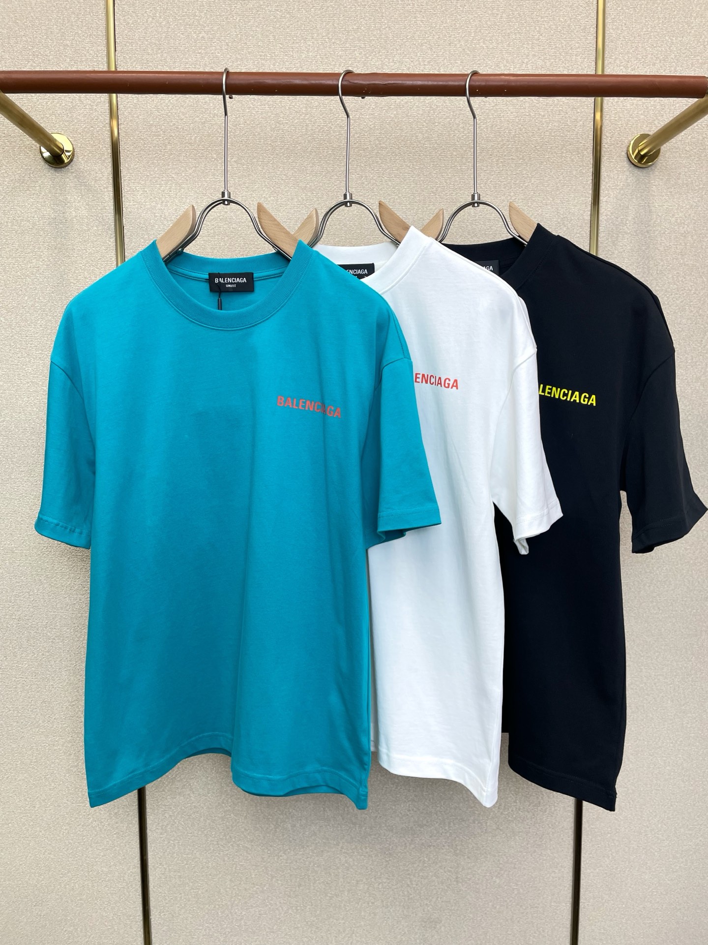 。Balenciaga巴黎世家💥独家专供新款休闲短袖 高端版本！专柜定制面料 透气舒适度高，细节无可挑剔