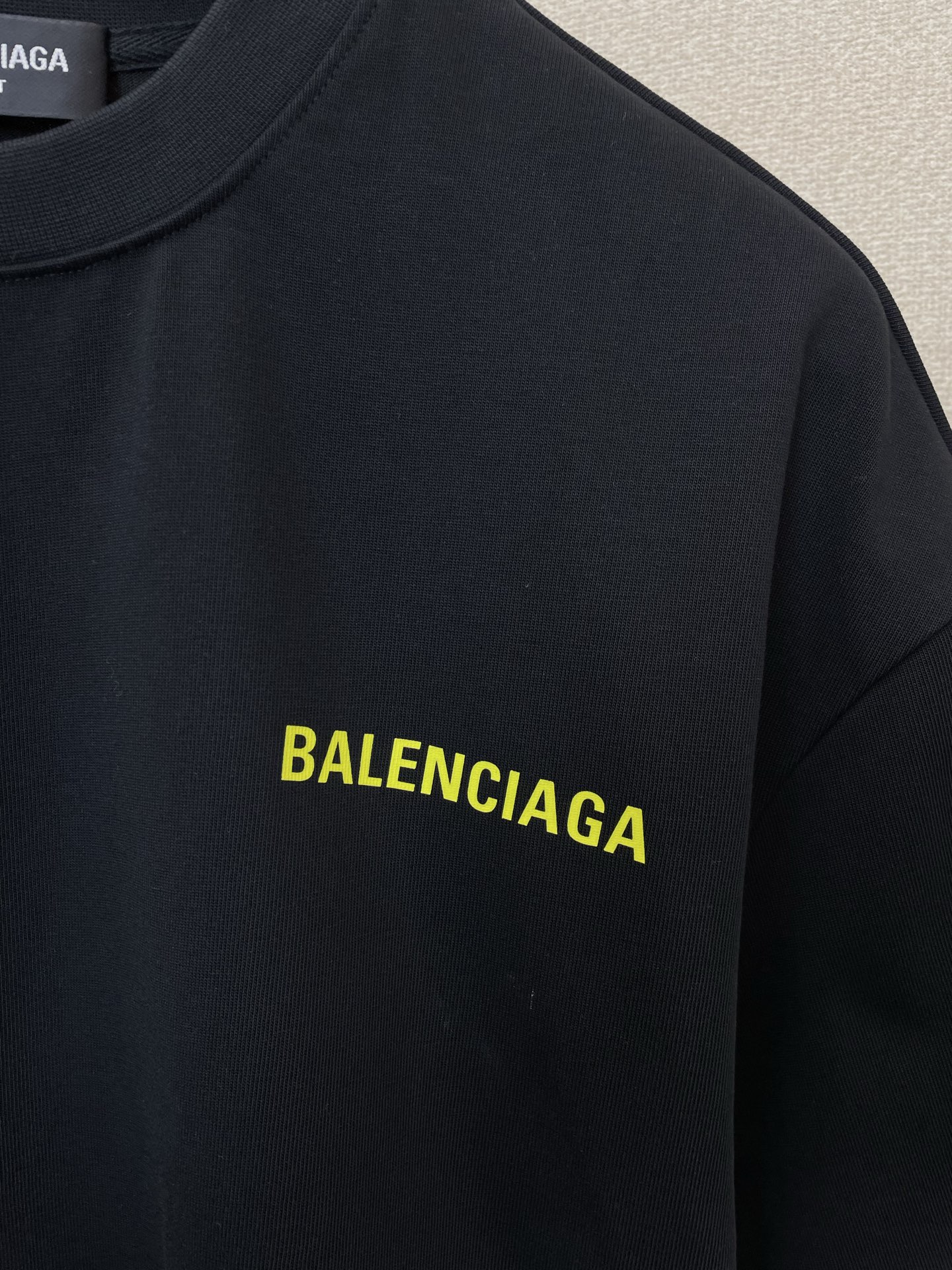 。Balenciaga巴黎世家💥独家专供新款休闲短袖 高端版本！专柜定制面料 透气舒适度高，细节无可挑剔