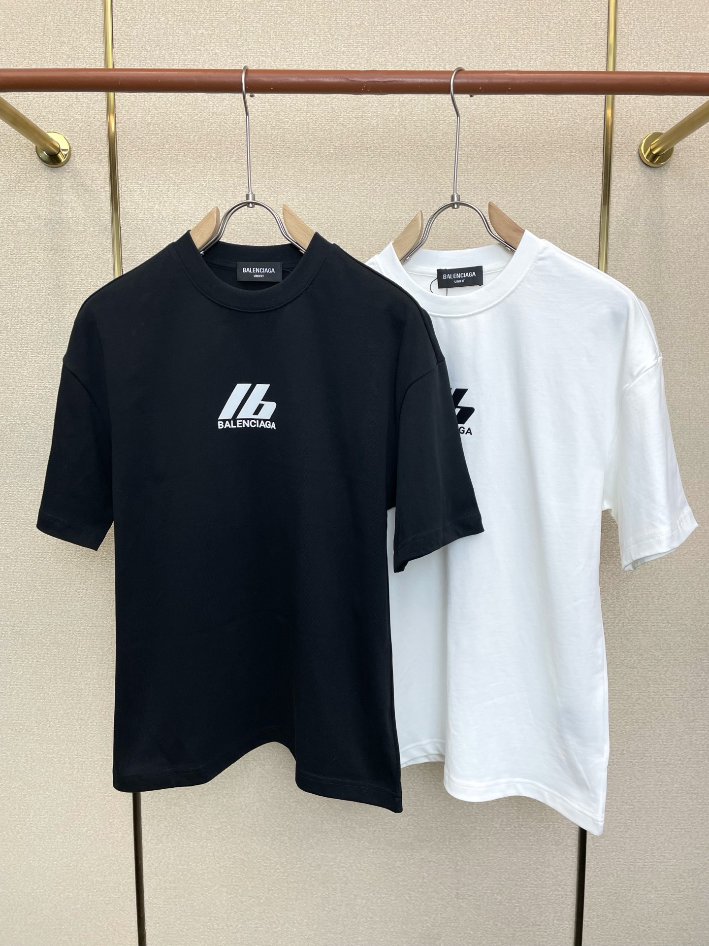 NO:913898,.Balenciaga’s new casual short-sleeved high-end version!  Custom-made fabrics at the counter are highly breathable and comfortable, with impeccable details and brand element design concepts, reflecting high quality. It feels delicate and soft!  It presents a casual cut and the upper body shape is awesome!  Size: M-2XL,,balenciaga,balenciaga,T-shirt,19860909.Balenciaga巴黎世家砸锅卖铁都要上的新款新款休闲短袖 高端版本！专柜定制面料 透气舒适度高,细节无可挑剔,品牌元素设计理念,体现高品质.手感细腻柔软！呈现休闲裁剪,上身版型超赞！码数: M-2XL,,balenciaga,balenciaga,T-shirt,,Men's clothing