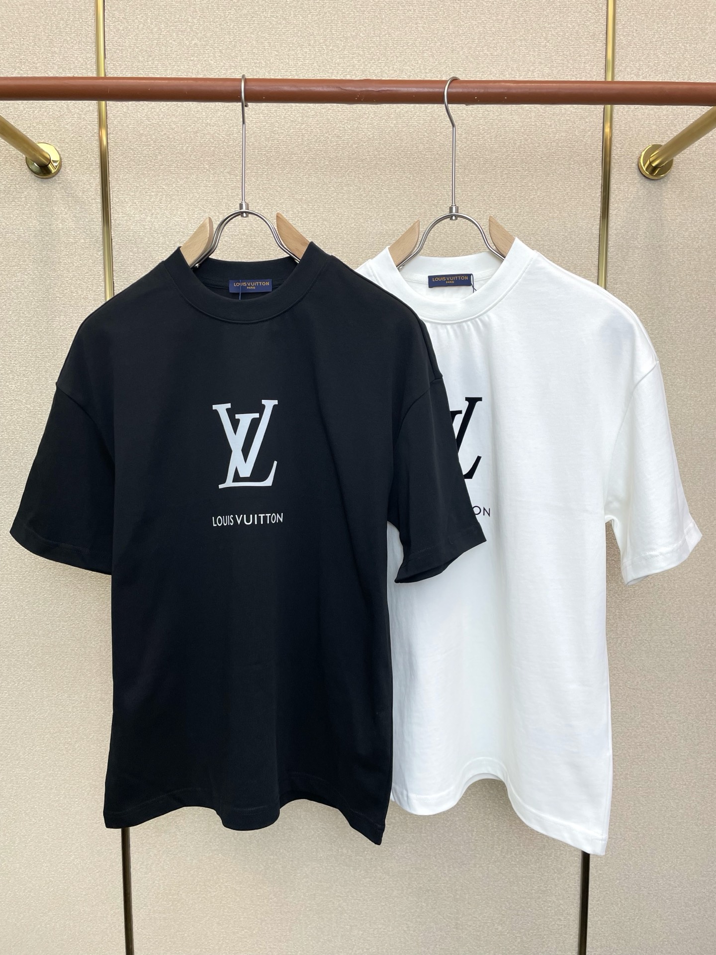NO:913872,.Louis Vuitton’s new casual short-sleeved high-end version!  Custom-made fabrics at the counter are highly breathable and comfortable, with impeccable details and brand element design concepts, reflecting high quality. It feels delicate and soft!  It presents a casual cut and the upper body shape is awesome!  Size: M-2XL,,louis vuitton,louis vuitton,T-shirt,19860909.Louis Vuitton路易威登砸锅卖铁都要上的新款新款休闲短袖 高端版本！专柜定制面料 透气舒适度高,细节无可挑剔,品牌元素设计理念,体现高品质.手感细腻柔软！呈现休闲裁剪,上身版型超赞！码数: M-2XL,,louis vuitton,louis vuitton,T-shirt,,Men's clothing