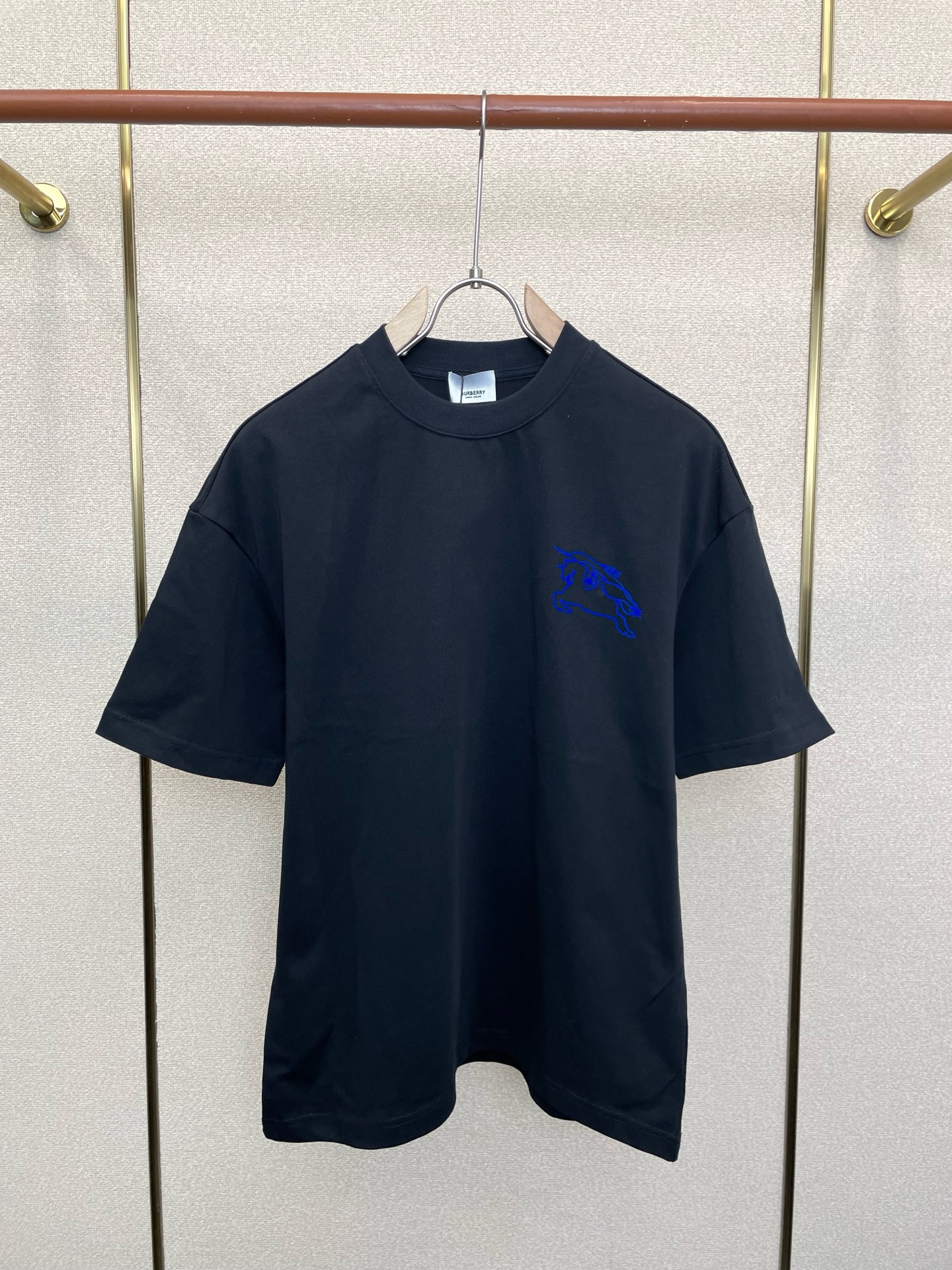 。Burberry巴宝莉💥独家专供新款休闲短袖 高端版本！专柜定制面料 透气舒适度高，细节无可挑剔，品牌