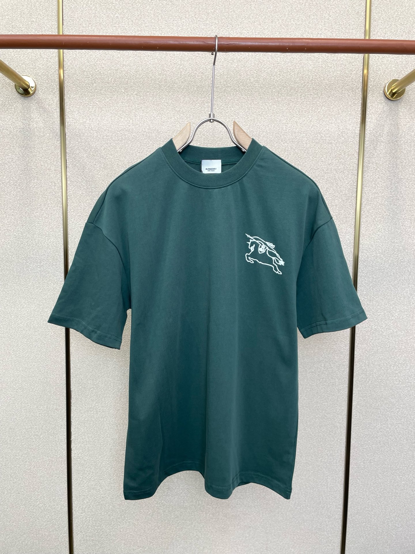 。Burberry巴宝莉💥独家专供新款休闲短袖 高端版本！专柜定制面料 透气舒适度高，细节无可挑剔，品牌