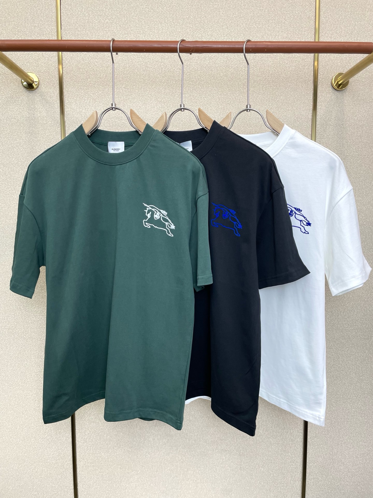 。Burberry巴宝莉💥独家专供新款休闲短袖 高端版本！专柜定制面料 透气舒适度高，细节无可挑剔，品牌