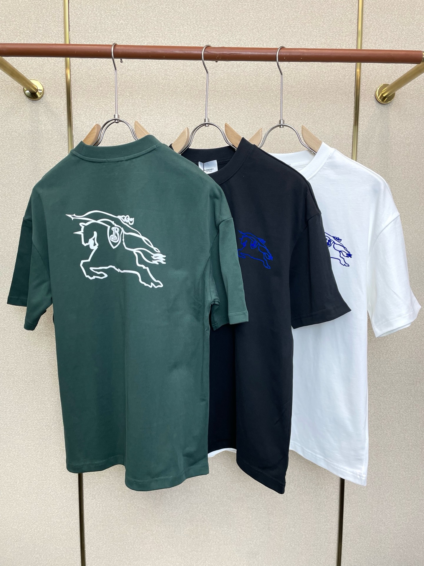 。Burberry巴宝莉💥独家专供新款休闲短袖 高端版本！专柜定制面料 透气舒适度高，细节无可挑剔，品牌