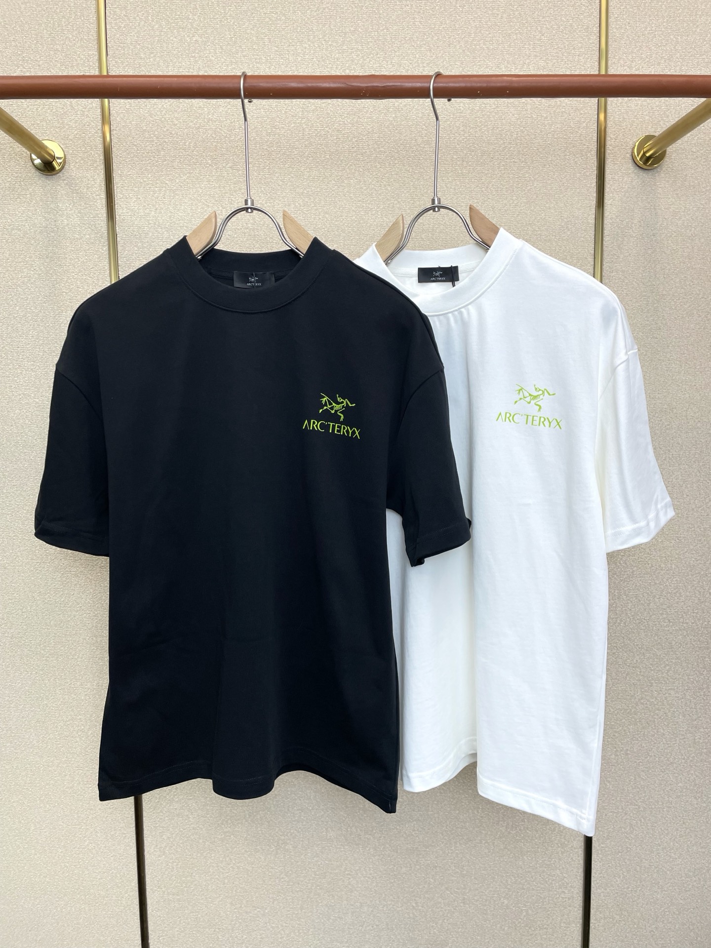 。Arc’teryx始祖鸟💥独家专供新款休闲短袖 高端版本！专柜定制面料 透气舒适度高，细节无可挑剔，品