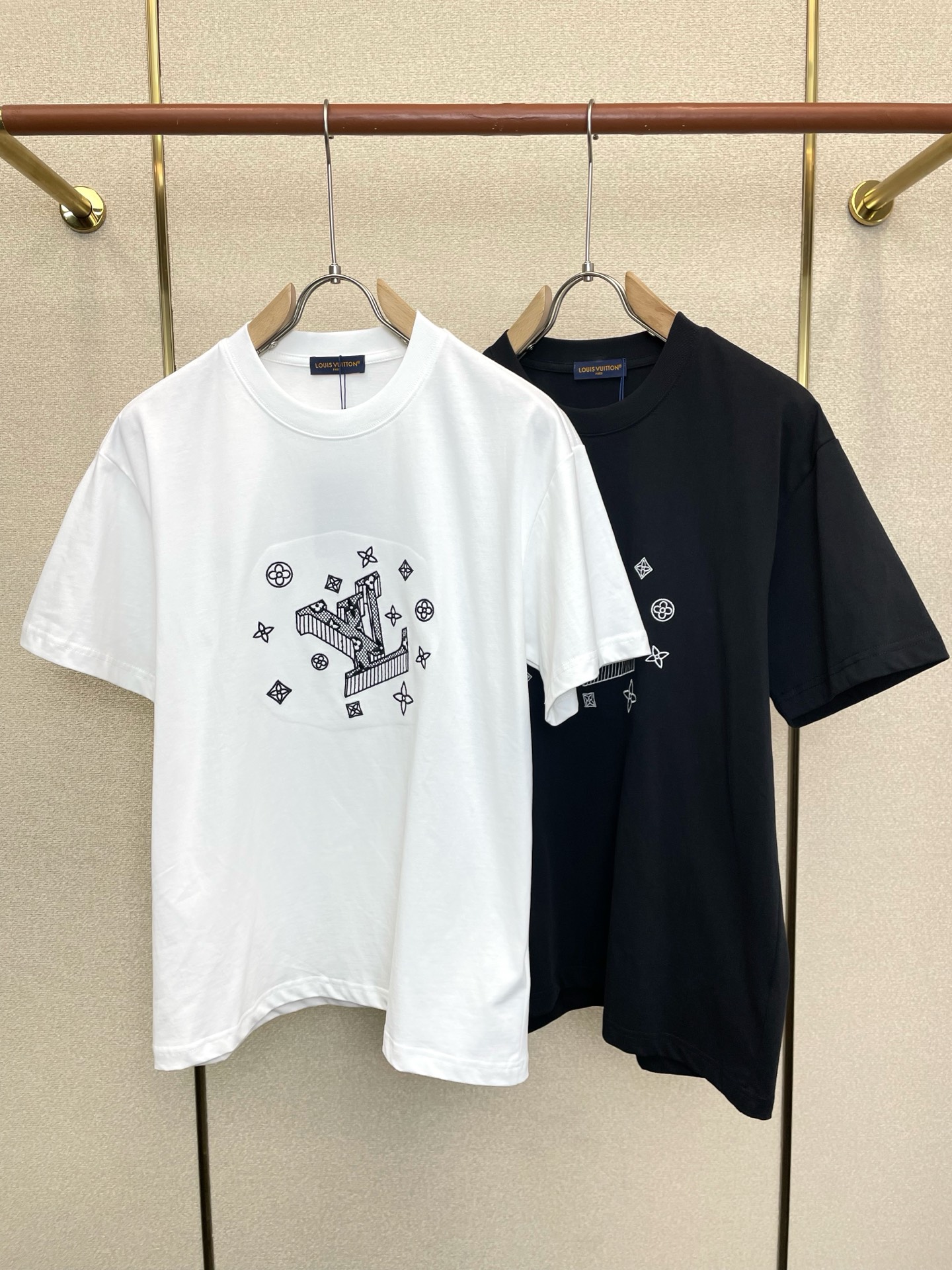 。Louis Vuitton路易威登💥独家专供新款休闲短袖 高端版本！专柜定制面料 透气舒适度高，细节无