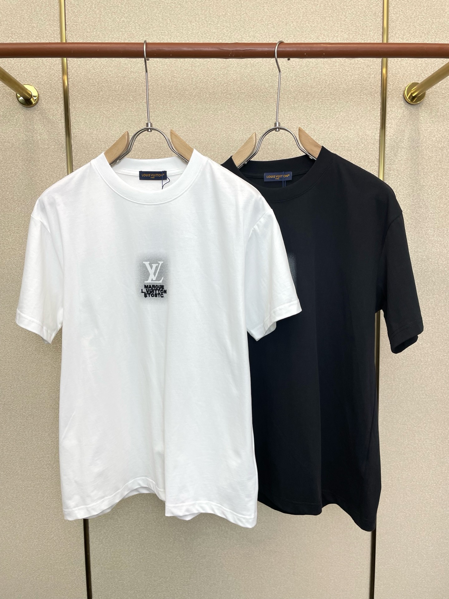 NO:913902,.Louis Vuitton’s new casual short-sleeved high-end version!  Custom-made fabrics at the counter are highly breathable and comfortable, with impeccable details and brand element design concepts, reflecting high quality. It feels delicate and soft!  It presents a casual cut and the upper body shape is awesome!  Size: M-2XL,,louis vuitton,louis vuitton,T-shirt,19860909.Louis Vuitton路易威登砸锅卖铁都要上的新款新款休闲短袖 高端版本！专柜定制面料 透气舒适度高,细节无可挑剔,品牌元素设计理念,体现高品质.手感细腻柔软！呈现休闲裁剪,上身版型超赞！码数: M-2XL,,louis vuitton,louis vuitton,T-shirt,,Men's clothing