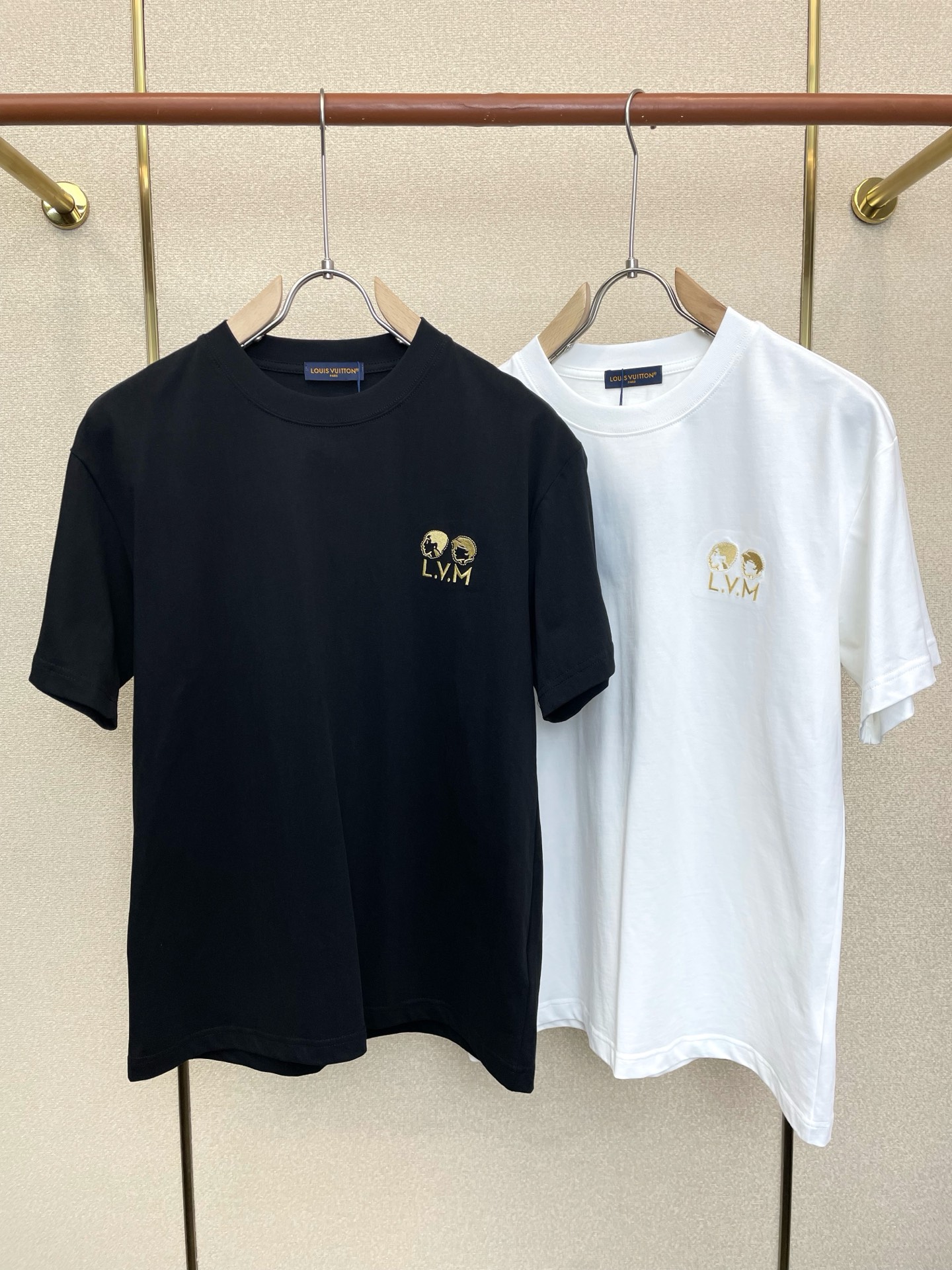 NO:915816,.Louis Vuitton’s new casual short-sleeved high-end version!  Custom-made fabrics at the counter are highly breathable and comfortable, with impeccable details and brand element design concepts, reflecting high quality. It feels delicate and soft!  It presents a casual cut and the upper body shape is awesome!  Size: M-2XL,,louis vuitton,louis vuitton,T-shirt,19860909.Louis Vuitton路易威登砸锅卖铁都要上的新款新款休闲短袖 高端版本！专柜定制面料 透气舒适度高,细节无可挑剔,品牌元素设计理念,体现高品质.手感细腻柔软！呈现休闲裁剪,上身版型超赞！码数: M-2XL,,louis vuitton,louis vuitton,T-shirt,,Men's clothing