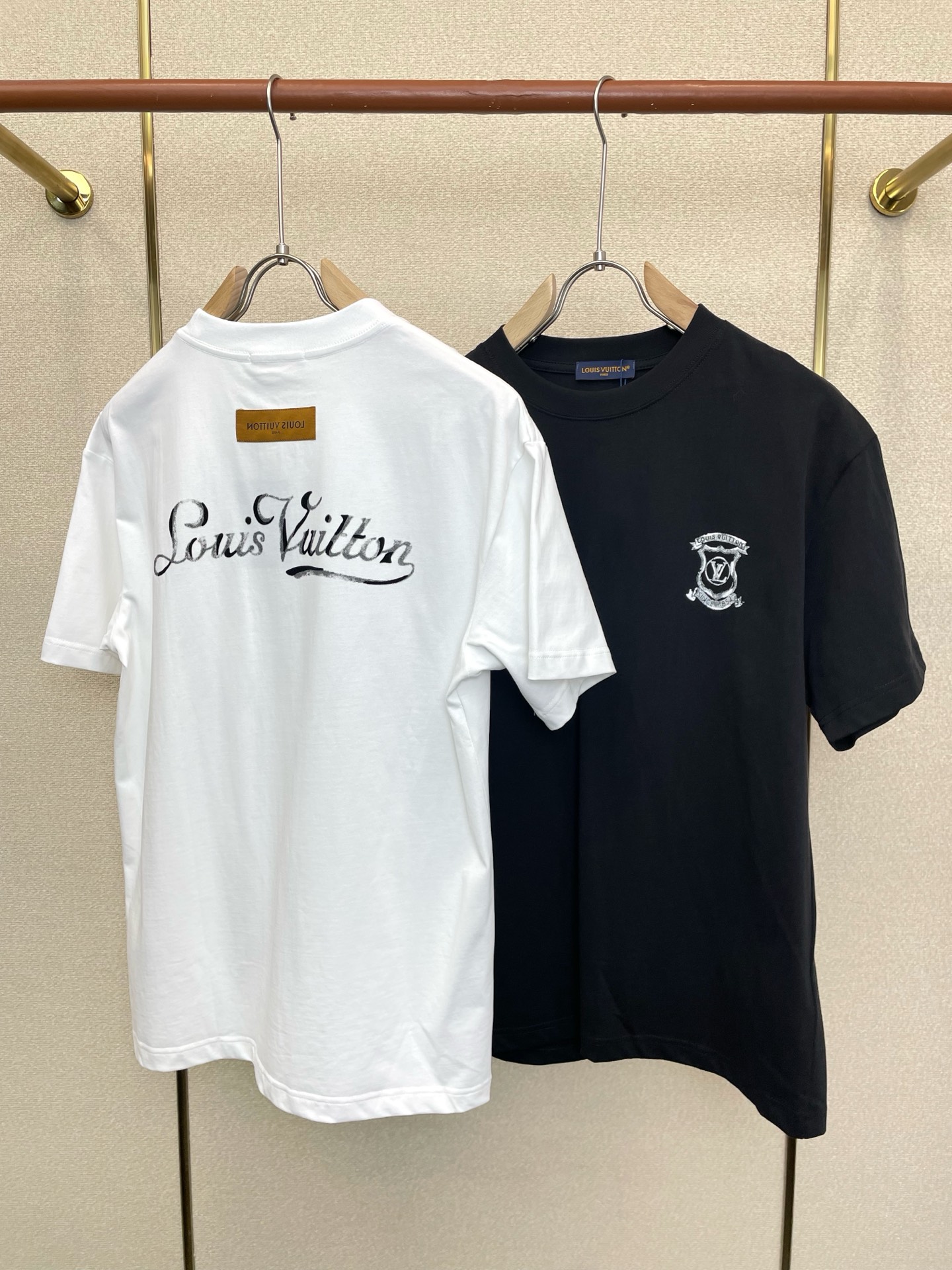 。Louis Vuitton路易威登💥独家专供新款休闲短袖 高端版本！专柜定制面料 透气舒适度高，细节无