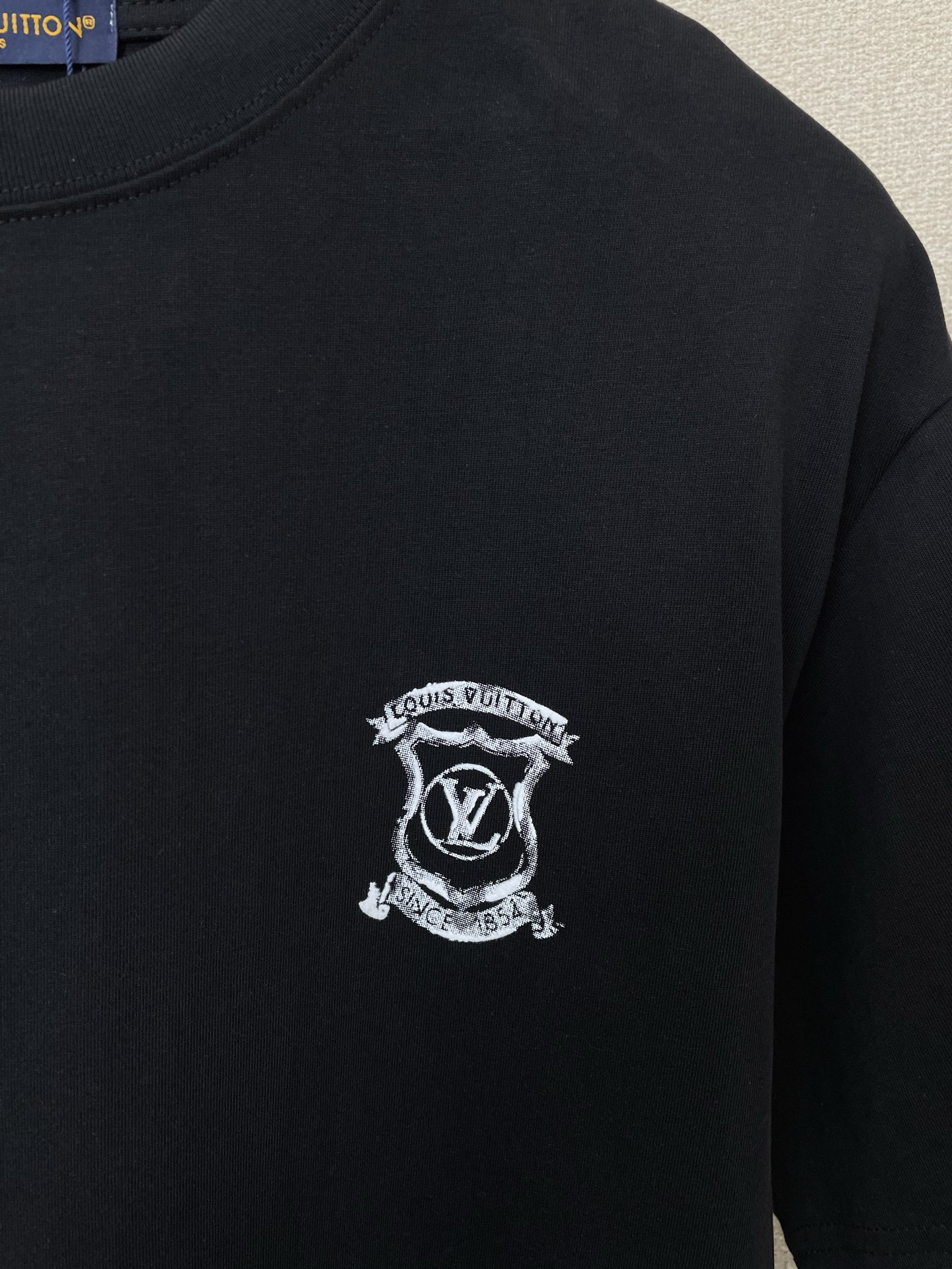 。Louis Vuitton路易威登💥独家专供新款休闲短袖 高端版本！专柜定制面料 透气舒适度高，细节无