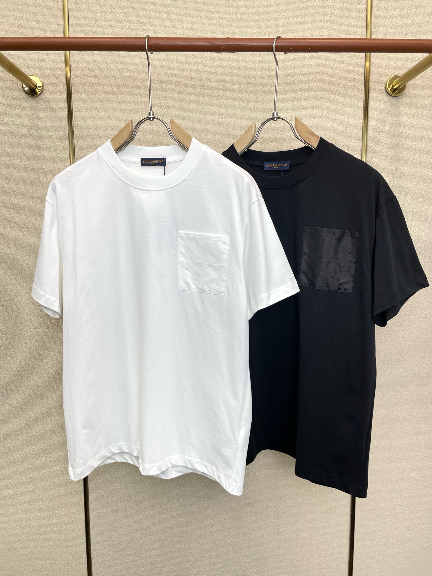 NO:913878,.Louis Vuitton’s new casual short-sleeved high-end version!  Custom-made fabrics at the counter are highly breathable and comfortable, with impeccable details and brand element design concepts, reflecting high quality. It feels delicate and soft!  It presents a casual cut and the upper body shape is awesome!  Size: M-2XL,,louis vuitton,louis vuitton,T-shirt,19860909.Louis Vuitton路易威登砸锅卖铁都要上的新款新款休闲短袖 高端版本！专柜定制面料 透气舒适度高,细节无可挑剔,品牌元素设计理念,体现高品质.手感细腻柔软！呈现休闲裁剪,上身版型超赞！码数: M-2XL,,louis vuitton,louis vuitton,T-shirt,,Men's clothing