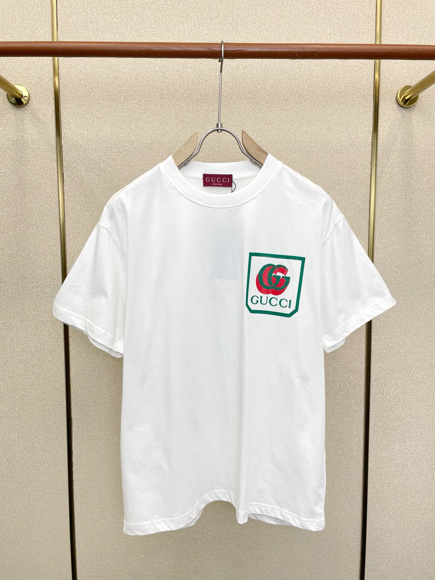 。Gucci古驰💥独家专供新款休闲短袖 高端版本！专柜定制面料 透气舒适度高，细节无可挑剔，品牌元素设计