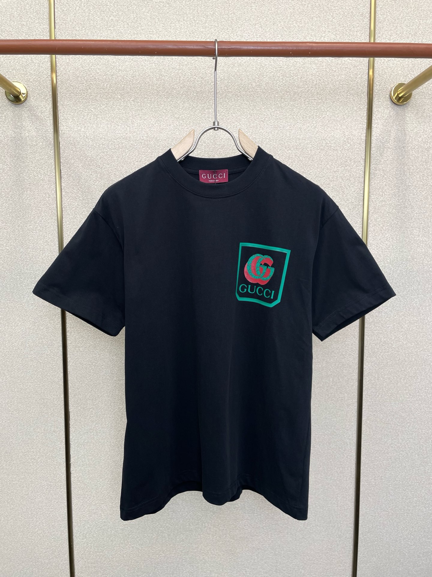 。Gucci古驰💥独家专供新款休闲短袖 高端版本！专柜定制面料 透气舒适度高，细节无可挑剔，品牌元素设计