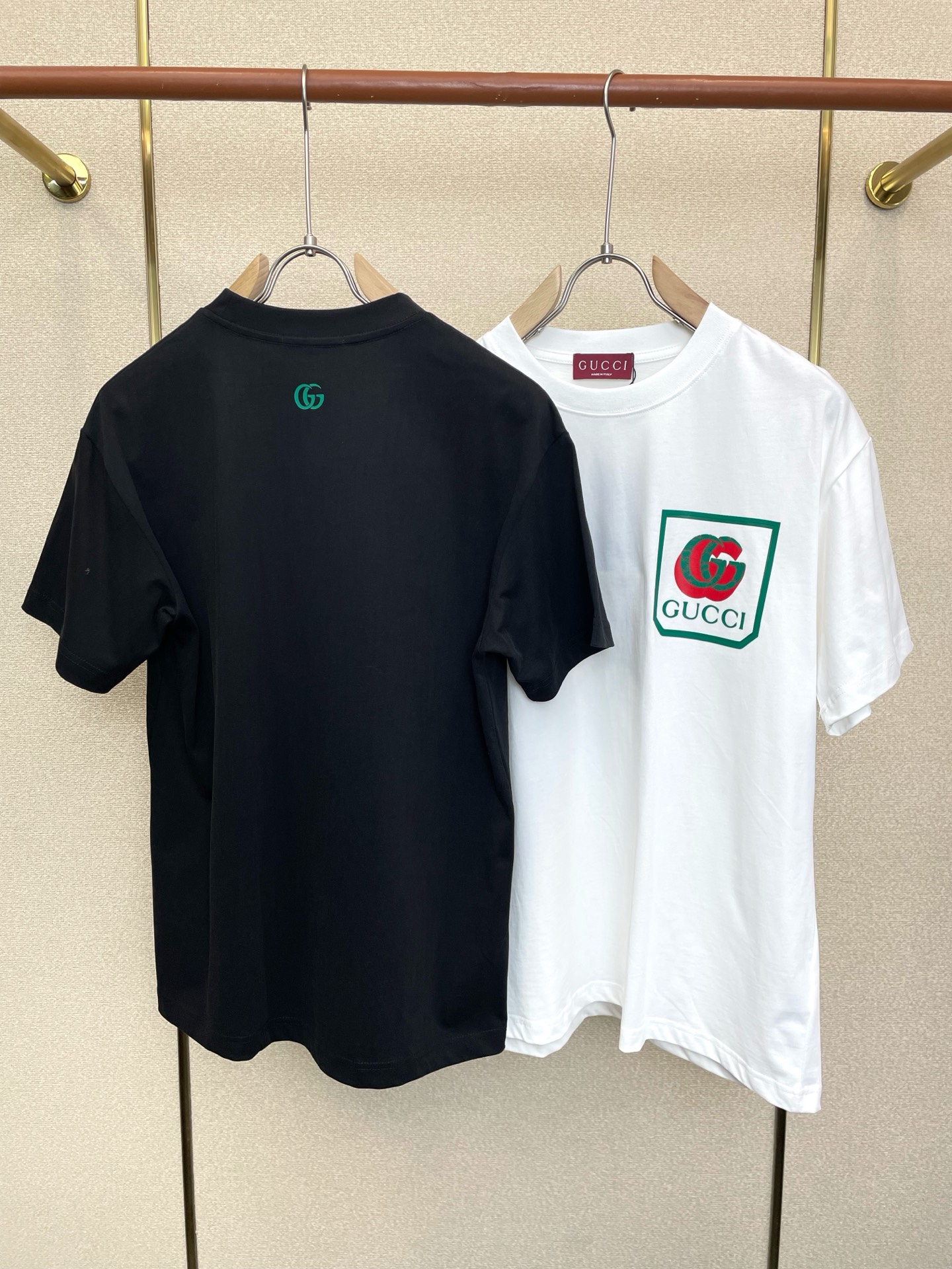 。Gucci古驰💥独家专供新款休闲短袖 高端版本！专柜定制面料 透气舒适度高，细节无可挑剔，品牌元素设计