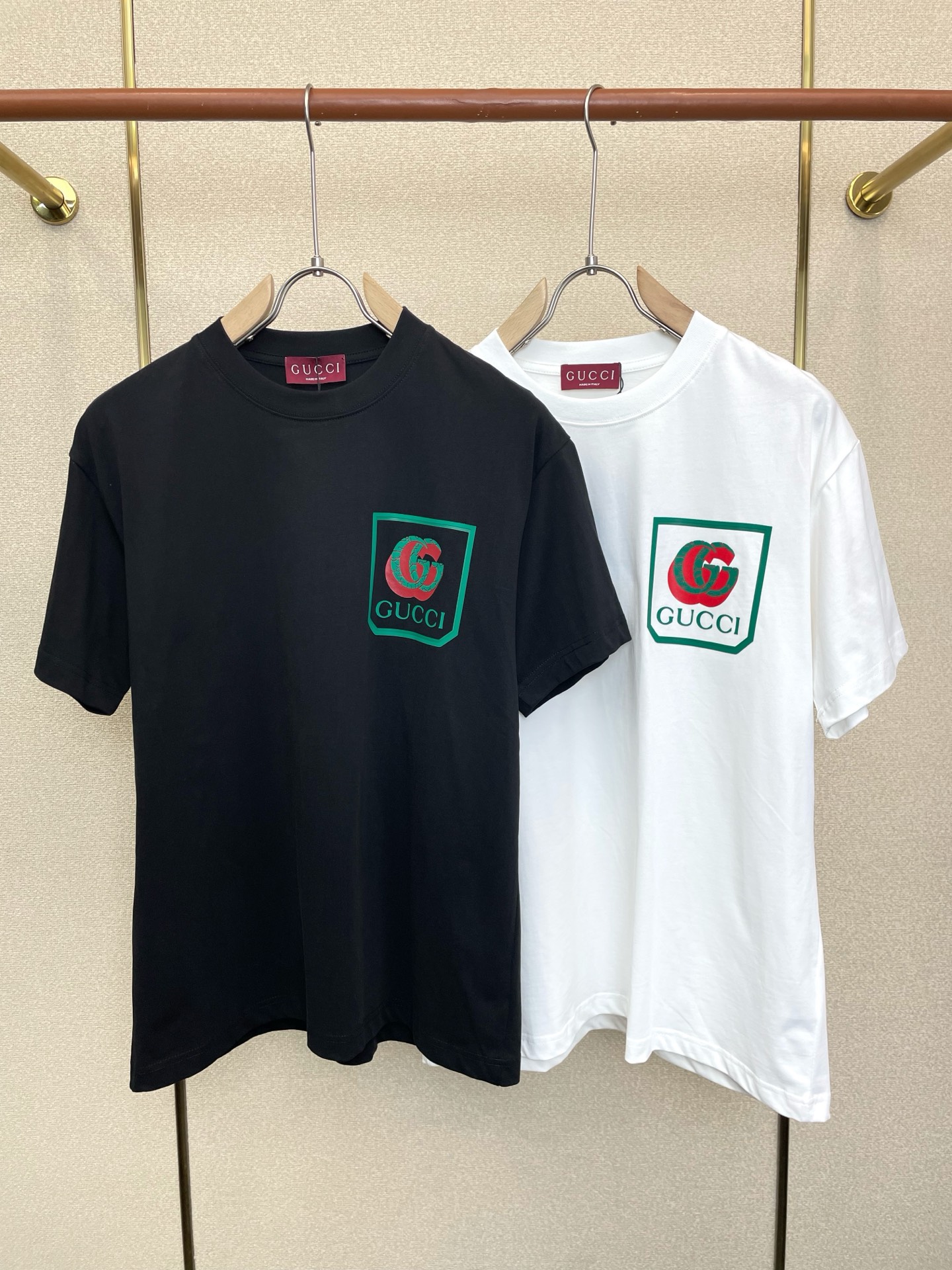 。Gucci古驰💥独家专供新款休闲短袖 高端版本！专柜定制面料 透气舒适度高，细节无可挑剔，品牌元素设计