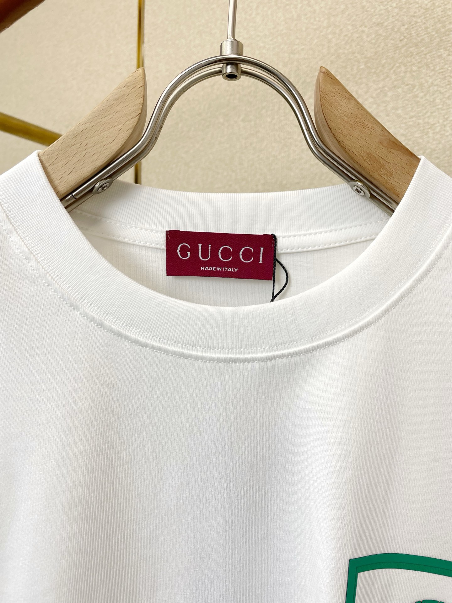 。Gucci古驰💥独家专供新款休闲短袖 高端版本！专柜定制面料 透气舒适度高，细节无可挑剔，品牌元素设计