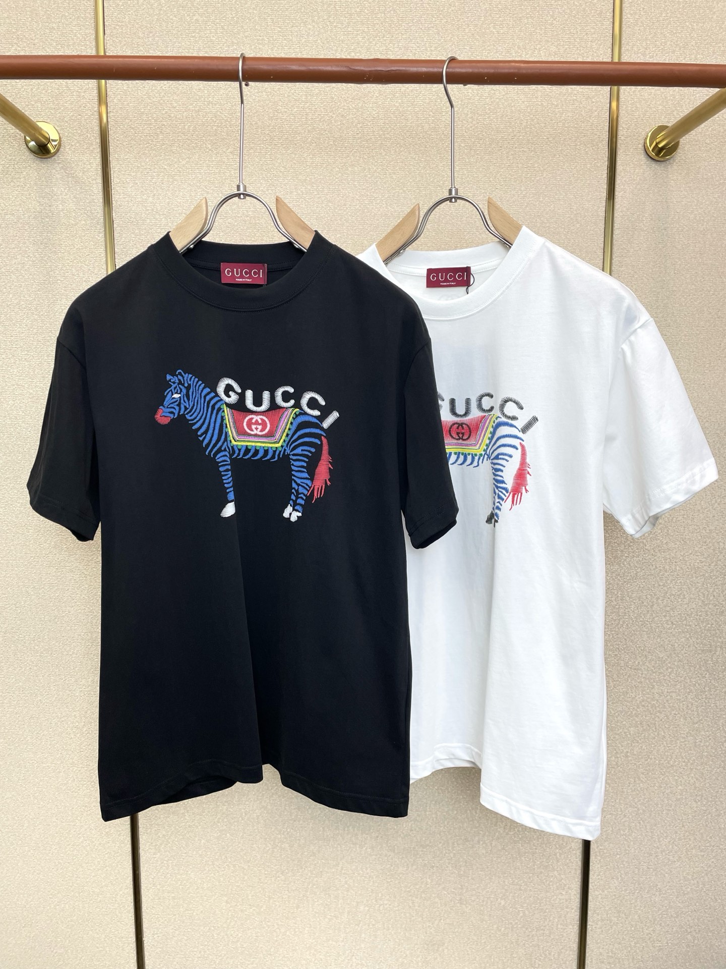 NO:913894,.Gucci's new casual short-sleeved high-end version is a must-have.  Custom-made fabrics at the counter are highly breathable and comfortable, with impeccable details and brand element design concepts, reflecting high quality. It feels delicate and soft!  It presents a casual cut and the upper body shape is awesome!  Size: M-2XL,,gucci,gucci,T-shirt,19860909.Gucci古驰砸锅卖铁都要上的新款新款休闲短袖 高端版本！专柜定制面料 透气舒适度高,细节无可挑剔,品牌元素设计理念,体现高品质.手感细腻柔软！呈现休闲裁剪,上身版型超赞！码数: M-2XL,,gucci,gucci,T-shirt,,Men's clothing