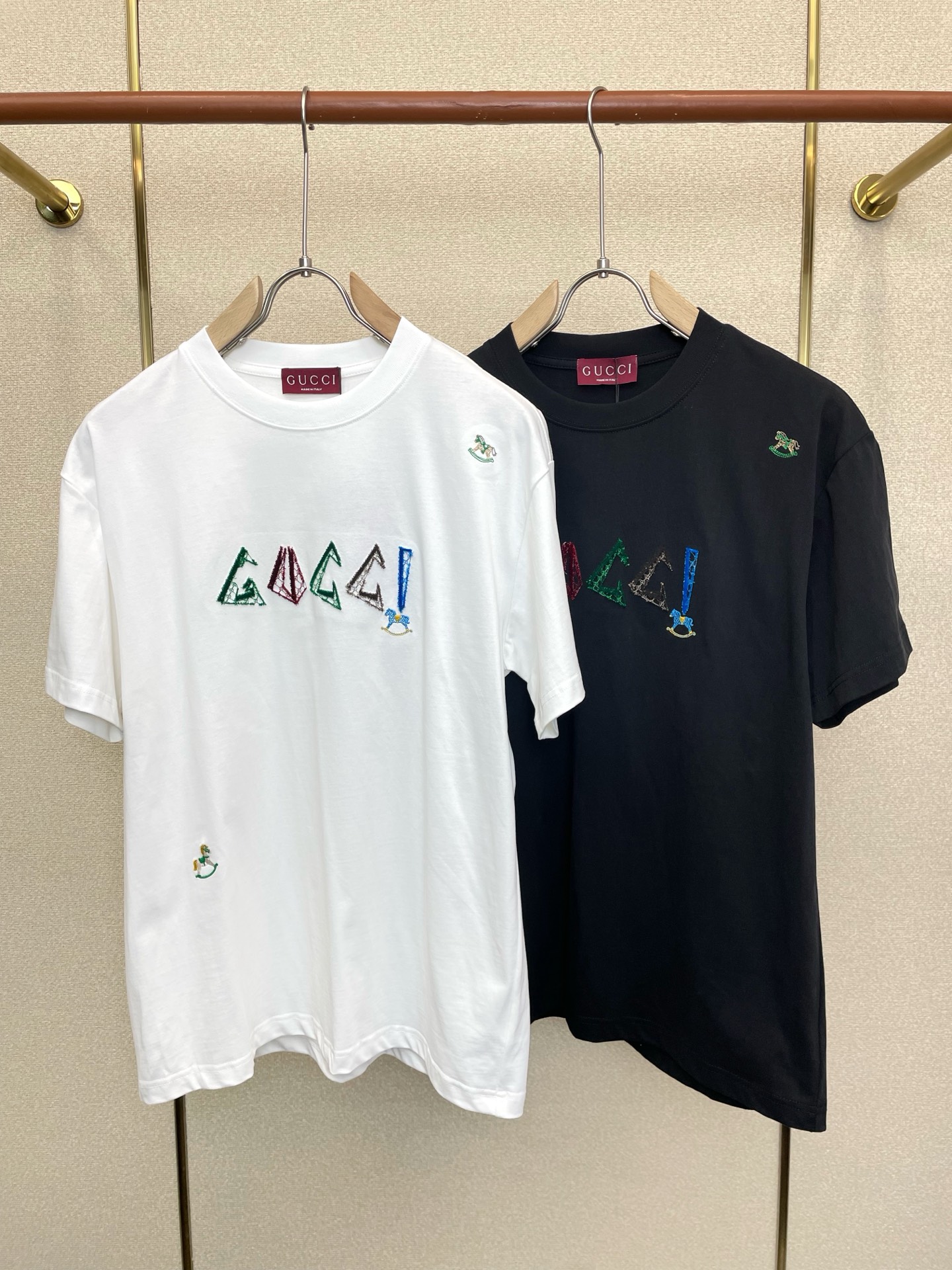 NO:915796,.Gucci's new casual short-sleeved high-end version is a must-have.  Custom-made fabrics at the counter are highly breathable and comfortable, with impeccable details and brand element design concepts, reflecting high quality. It feels delicate and soft!  It presents a casual cut and the upper body shape is awesome!  Size: M-2XL,,gucci,gucci,T-shirt,19860909.Gucci古驰砸锅卖铁都要上的新款新款休闲短袖 高端版本！专柜定制面料 透气舒适度高,细节无可挑剔,品牌元素设计理念,体现高品质.手感细腻柔软！呈现休闲裁剪,上身版型超赞！码数: M-2XL,,gucci,gucci,T-shirt,,Men's clothing