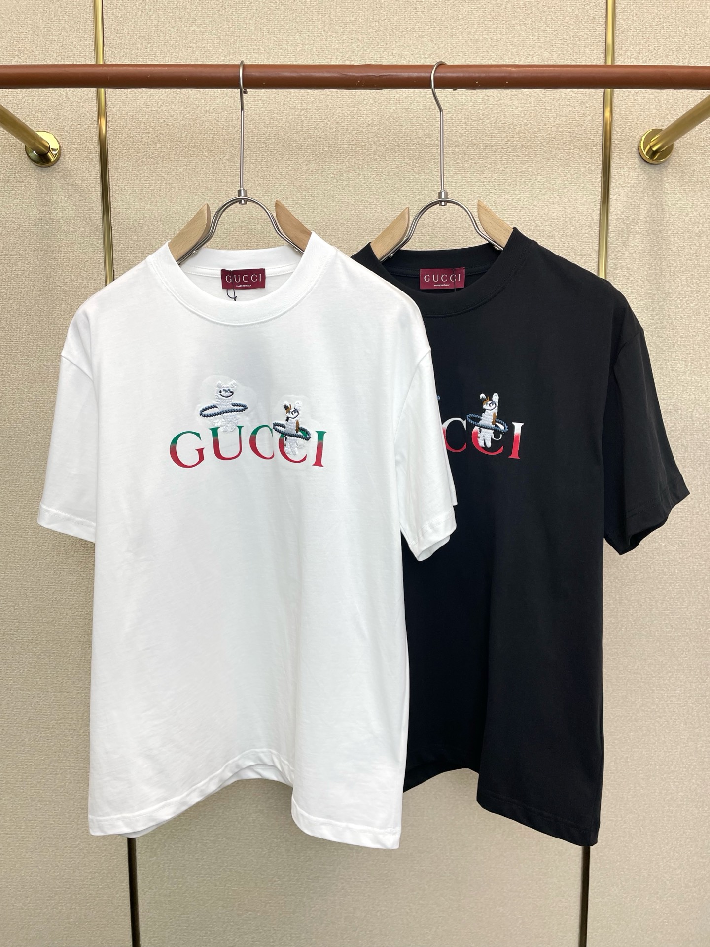NO:913866,.Gucci's new casual short-sleeved high-end version is a must-have.  Custom-made fabrics at the counter are highly breathable and comfortable, with impeccable details and brand element design concepts, reflecting high quality. It feels delicate and soft!  It presents a casual cut and the upper body shape is awesome!  Size: M-2XL,,gucci,gucci,T-shirt,19860909.Gucci古驰砸锅卖铁都要上的新款新款休闲短袖 高端版本！专柜定制面料 透气舒适度高,细节无可挑剔,品牌元素设计理念,体现高品质.手感细腻柔软！呈现休闲裁剪,上身版型超赞！码数: M-2XL,,gucci,gucci,T-shirt,,Men's clothing