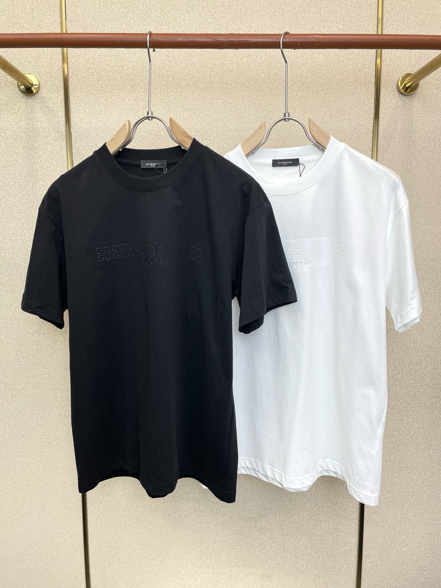 NO:915805,.Givenchy’s new casual short-sleeved high-end version!  Custom-made fabrics at the counter are highly breathable and comfortable, with impeccable details and brand element design concepts, reflecting high quality. It feels delicate and soft!  It presents a casual cut and the upper body shape is awesome!  Size: M-2XL,,givenchy,givenchy,T-shirt,19860909.Givenchy纪梵希砸锅卖铁都要上的新款新款休闲短袖 高端版本！专柜定制面料 透气舒适度高,细节无可挑剔,品牌元素设计理念,体现高品质.手感细腻柔软！呈现休闲裁剪,上身版型超赞！码数: M-2XL,,givenchy,givenchy,T-shirt,,Men's clothing