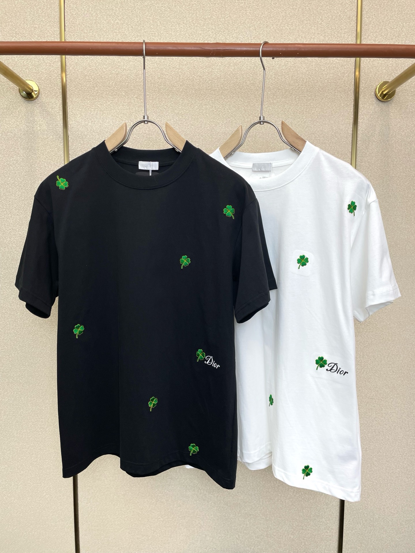 NO:915814,.Dior Dior’s new casual short-sleeved high-end version!  Custom-made fabrics at the counter are highly breathable and comfortable, with impeccable details and brand element design concepts, reflecting high quality. It feels delicate and soft!  It presents a casual cut and the upper body shape is awesome!  Size: M-2XL,,dior,dior,T-shirt,19860909.Dior迪奥砸锅卖铁都要上的新款新款休闲短袖 高端版本！专柜定制面料 透气舒适度高,细节无可挑剔,品牌元素设计理念,体现高品质.手感细腻柔软！呈现休闲裁剪,上身版型超赞！码数: M-2XL,,dior,dior,T-shirt,,Men's clothing