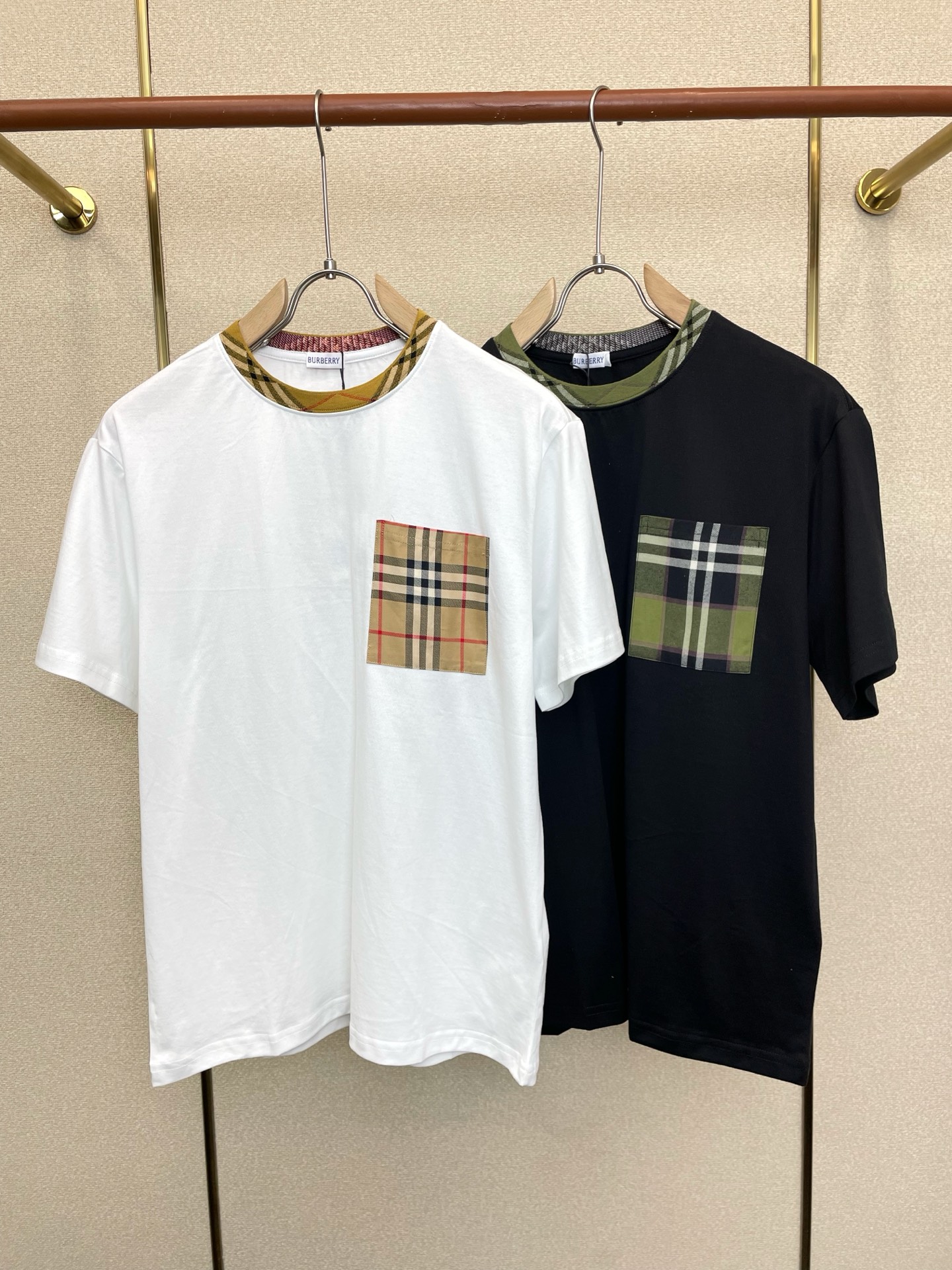 NO:913906,.Burberry's new and popular men's casual short-sleeved original singles, high-end customization, high version, fashionable and versatile, popular imported fabrics, super soft and delicate to the touch, skin-friendly and comfortable to wear, high-end boutique, exquisite upper body made by the factory, very good, men's must-have items, complete with three standards, size M-3XL,, burberry, burberry, T-shirt,19860909.Burberry巴宝莉砸锅卖铁都要上的新款新款原单男士休闲短袖 高端定制 高版本 时尚百搭爆款进口面料 手感超柔软细腻 穿着亲肤舒适 高端精品 代工厂精细做上身非常赞 男士必备单品 三标齐全 码数M-3XL,,burberry,burberry,T-shirt,,Men's clothing